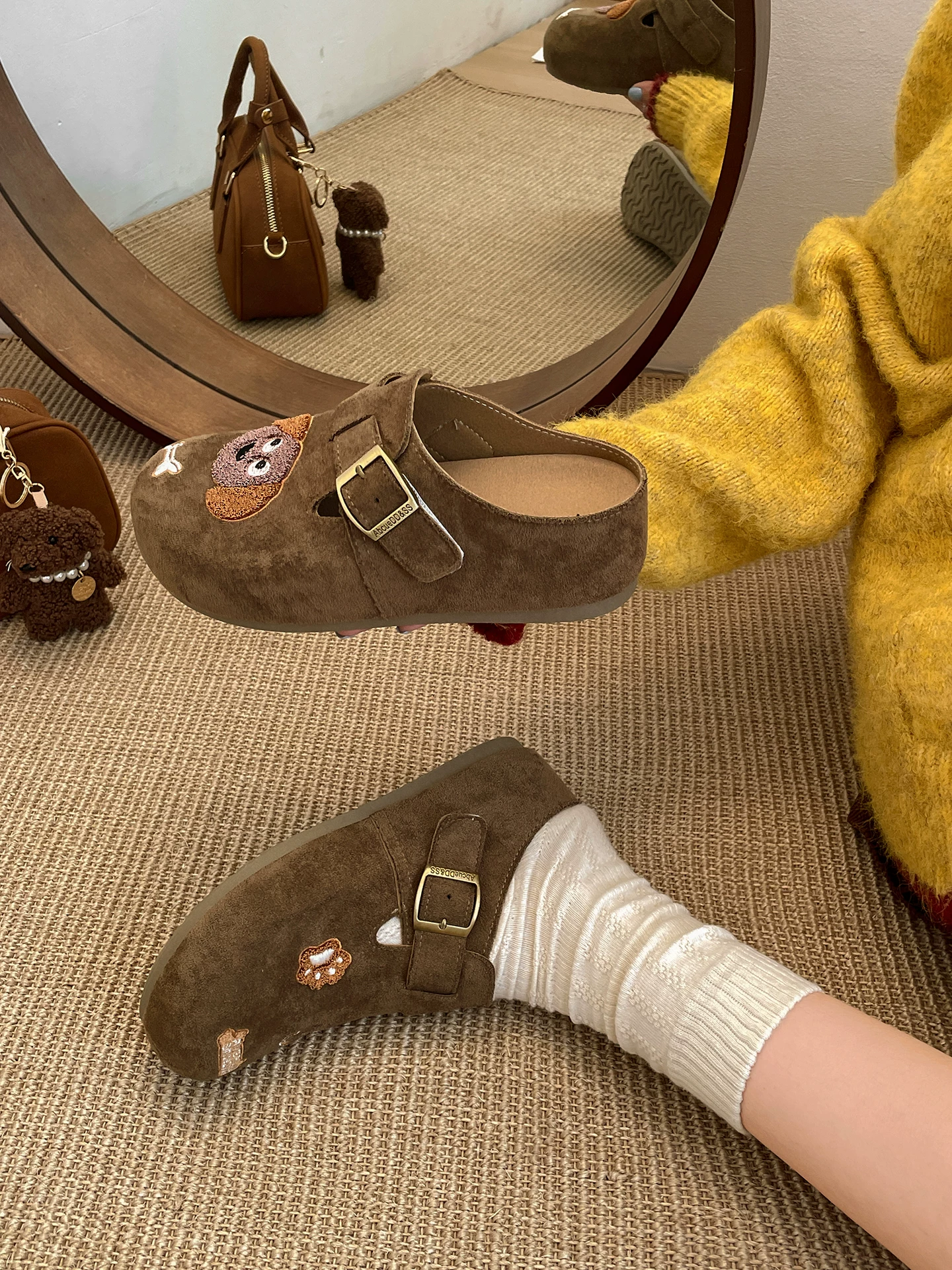 Dép lê nữ đế dày kiểu hoạt hình cổ điển Pháp, đi ngoài trời, kiểu thu đông 2025 mới, phối chân váy, chống trơn trượt, kiểu Birkenstock nửa dép