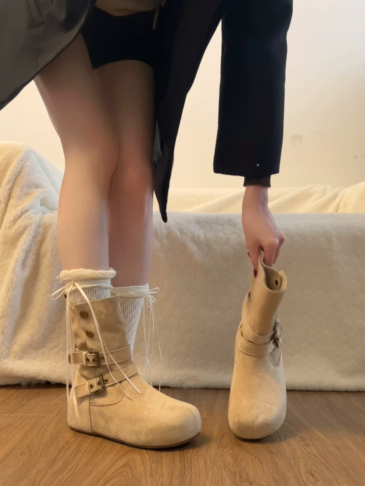 Giày bốt đế dày tăng chiều cao, lót lông cừu kiểu retro dành cho nữ, phong cách thu đông 2025 mới, phối cùng chân váy để trông thon gọn hơn, kiểu bốt ngắn phong cách Birkenstock.