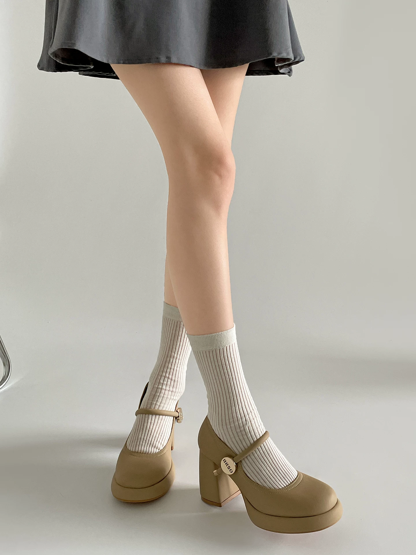 Giày cao gót đế thô kiểu Pháp cổ điển màu trắng dành cho phụ nữ nhỏ nhắn, mẫu mới mùa thu 2025, thích hợp phối với chân váy, giày Mary Jane tăng chiều cao.