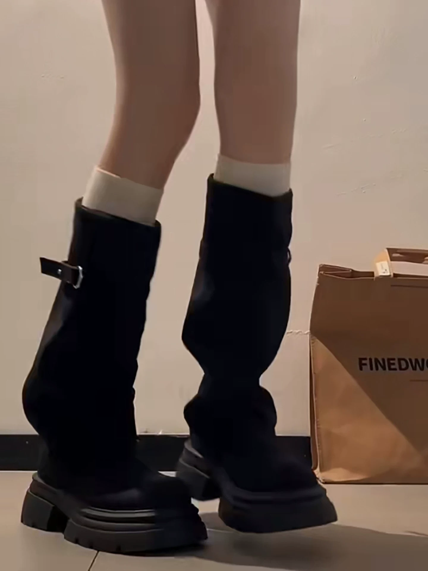 Giày bốt cao cổ đế dày kiểu retro đen dành cho nữ, mẫu mới thu đông 2025, đa năng, tôn dáng, kiểu dáng quần ống rộng, thích hợp đi xe.