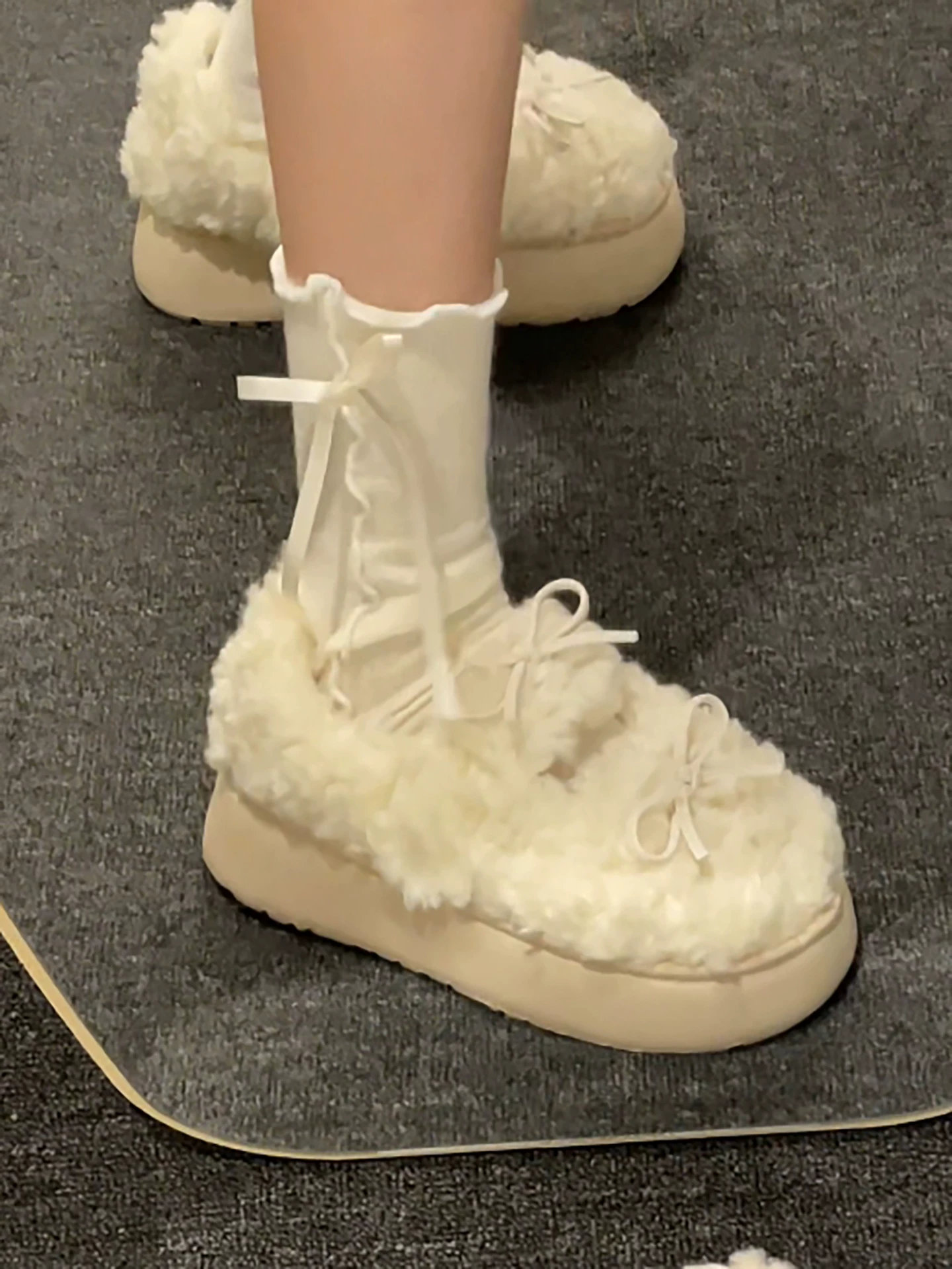 Giày lông dày đế dày kiểu Pháp màu trắng đa năng dành cho nữ, thích hợp đi ngoài trời, mẫu mới mùa đông 2025, lót lông cừu, dày dặn, tăng chiều cao, giày cotton ấm áp.