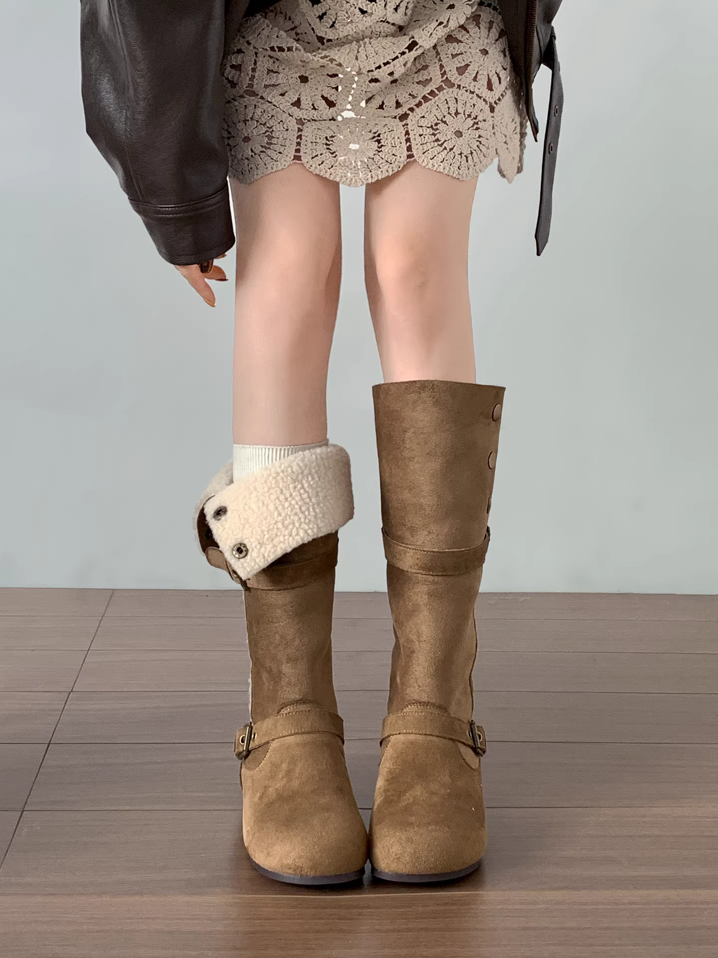 Giày bốt nữ đế dày màu nâu cổ điển, kiểu dáng dài, mùa thu đông 2025 mới, ấm áp và thon gọn, kiểu Birkenstock, lót lông cừu, đi được khi trời tuyết.