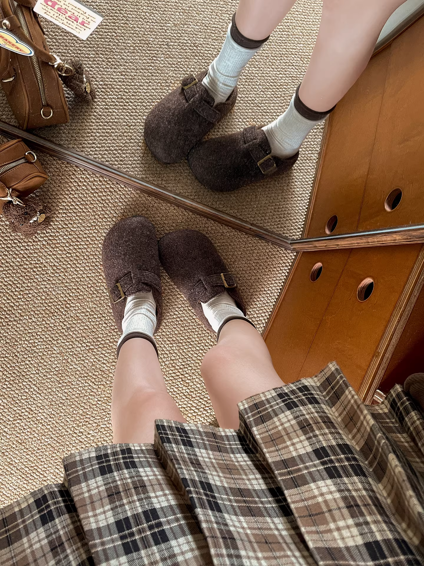 Giày Birkenstock đế dày nhung đen cổ điển dành cho nữ 2025 kiểu dáng thu đông mới với chân váy và dép bông đế mềm chống trơn trượt