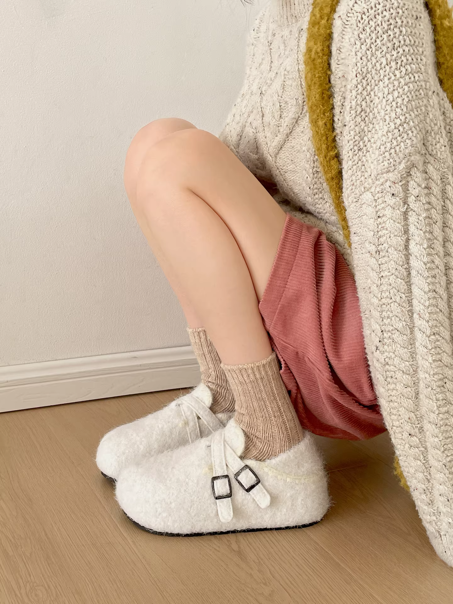 Giày lông dày đế dày phong cách retro lót lông cừu màu trắng dành cho nữ, thích hợp để mang ngoài trời, giày cotton đế mềm chống trượt mùa đông mới năm 2025 kiểu Birkenstock.