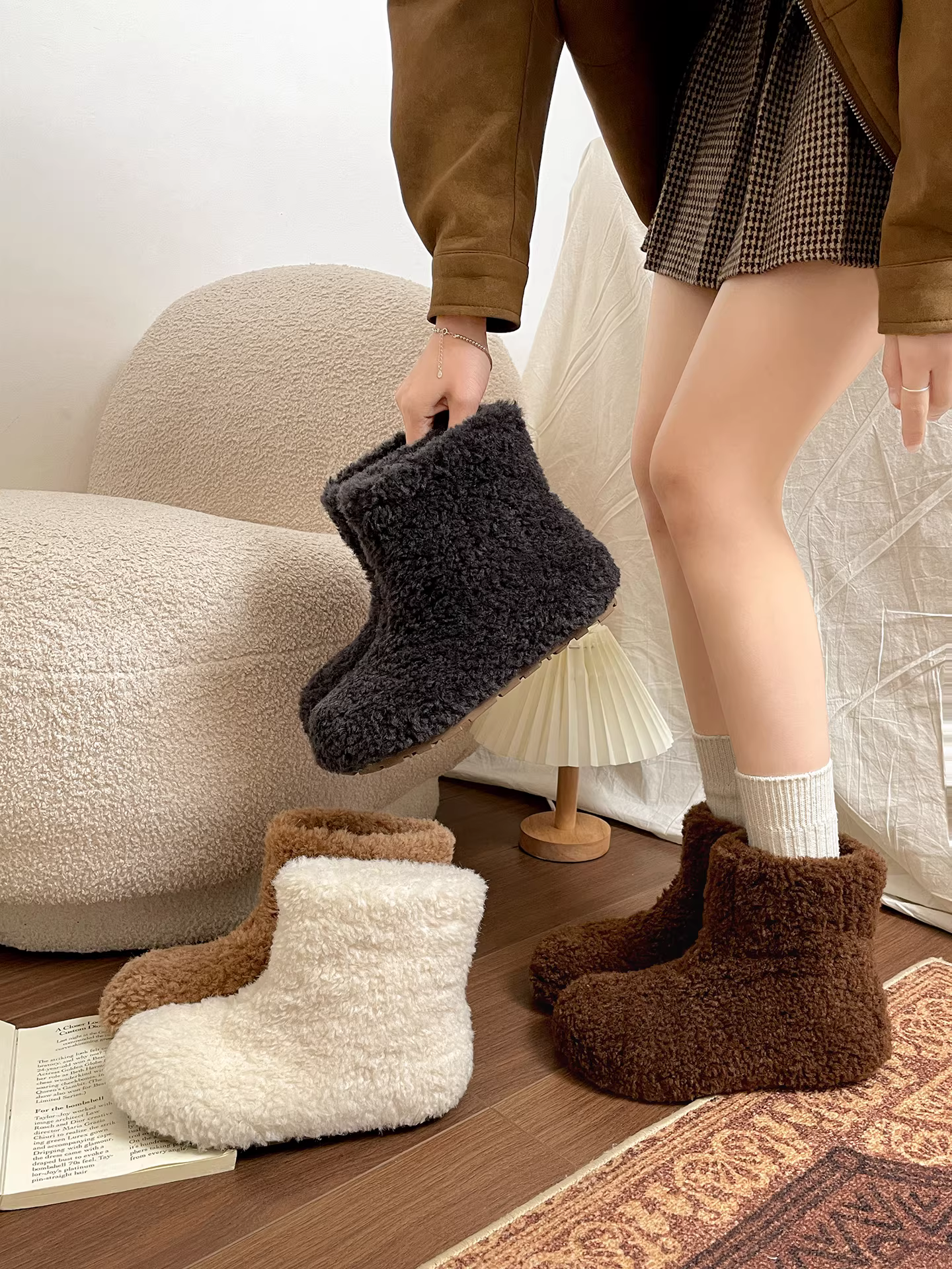 Giày bốt tuyết đế dày lông mềm kiểu cổ điển màu trắng dành cho nữ, mẫu mới mùa đông 2025, giày bông lông tăng chiều cao đi ngoài trời.