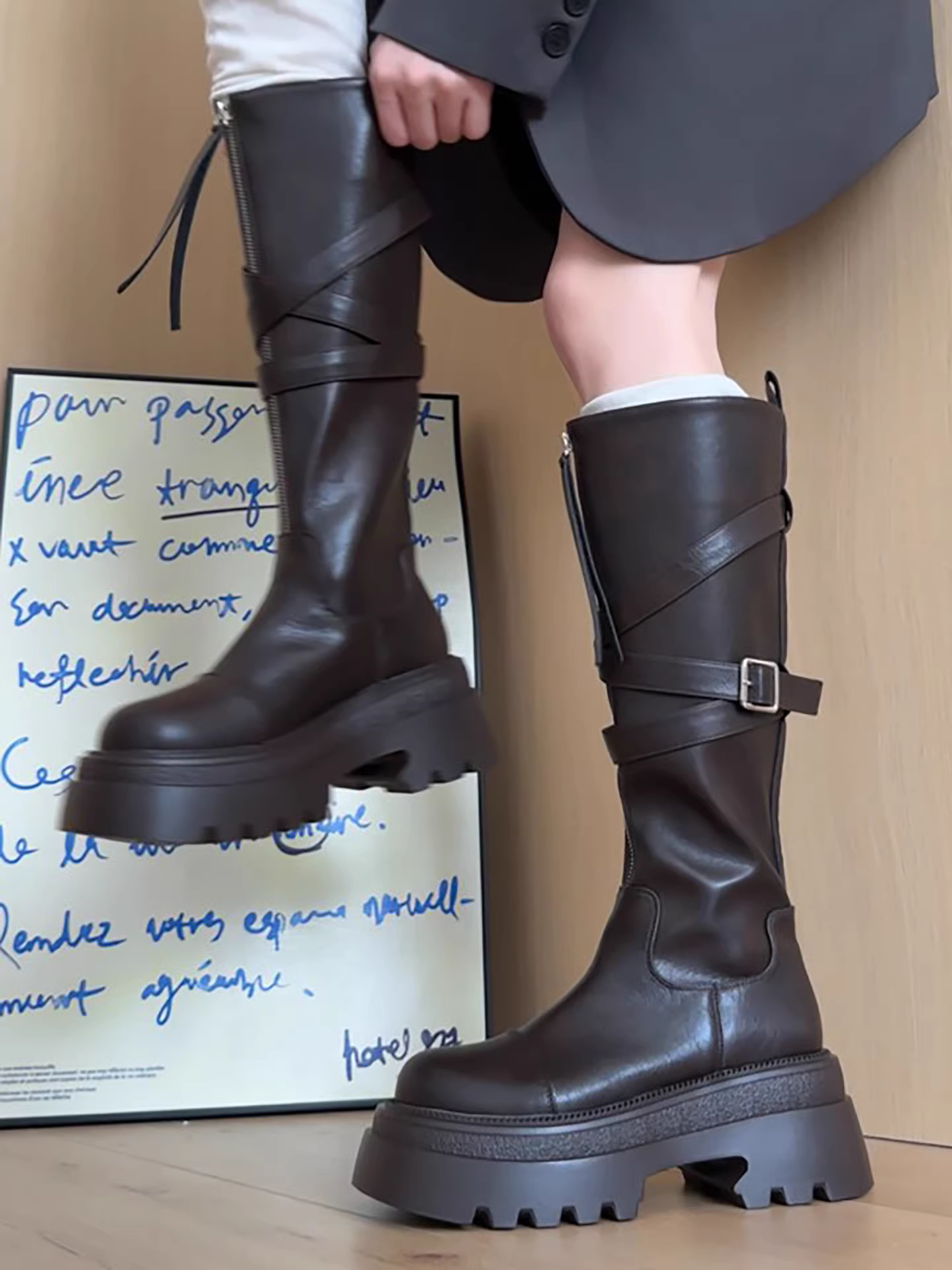 Giày bốt nữ cao cổ đế dày phong cách Anh quốc cổ điển đen cao cấp, kiểu dáng mới thu đông 2025, tăng chiều cao, tôn dáng, kiểu dáng đi xe.