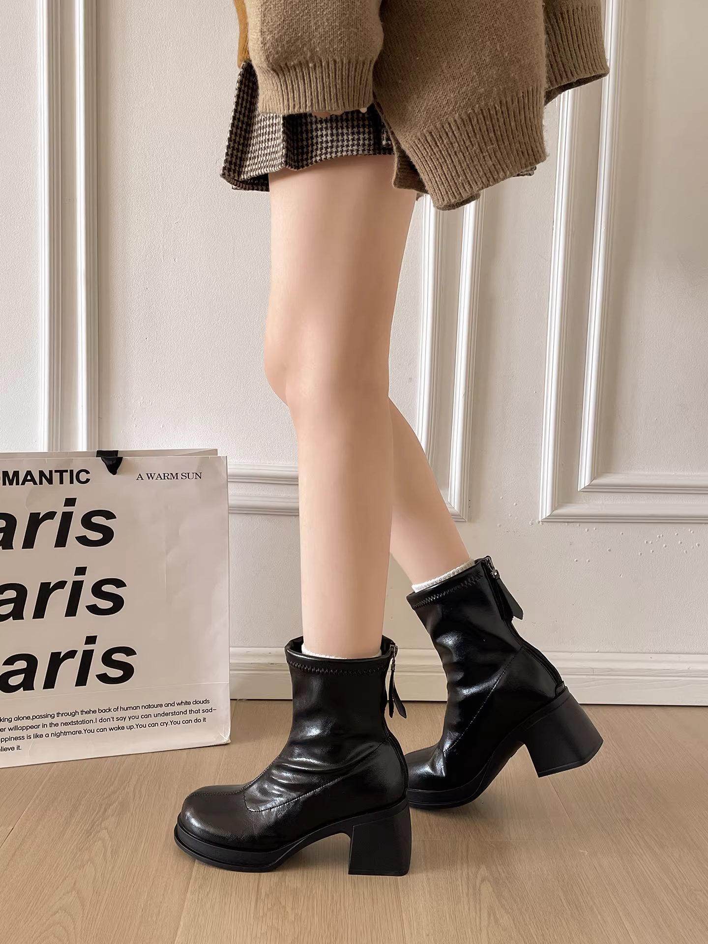 Giày bốt cao gót chunky kiểu Anh đen dành cho nữ, mẫu mới thu đông 2025, tăng chiều cao, thon gọn, kiểu retro, cổ ngắn