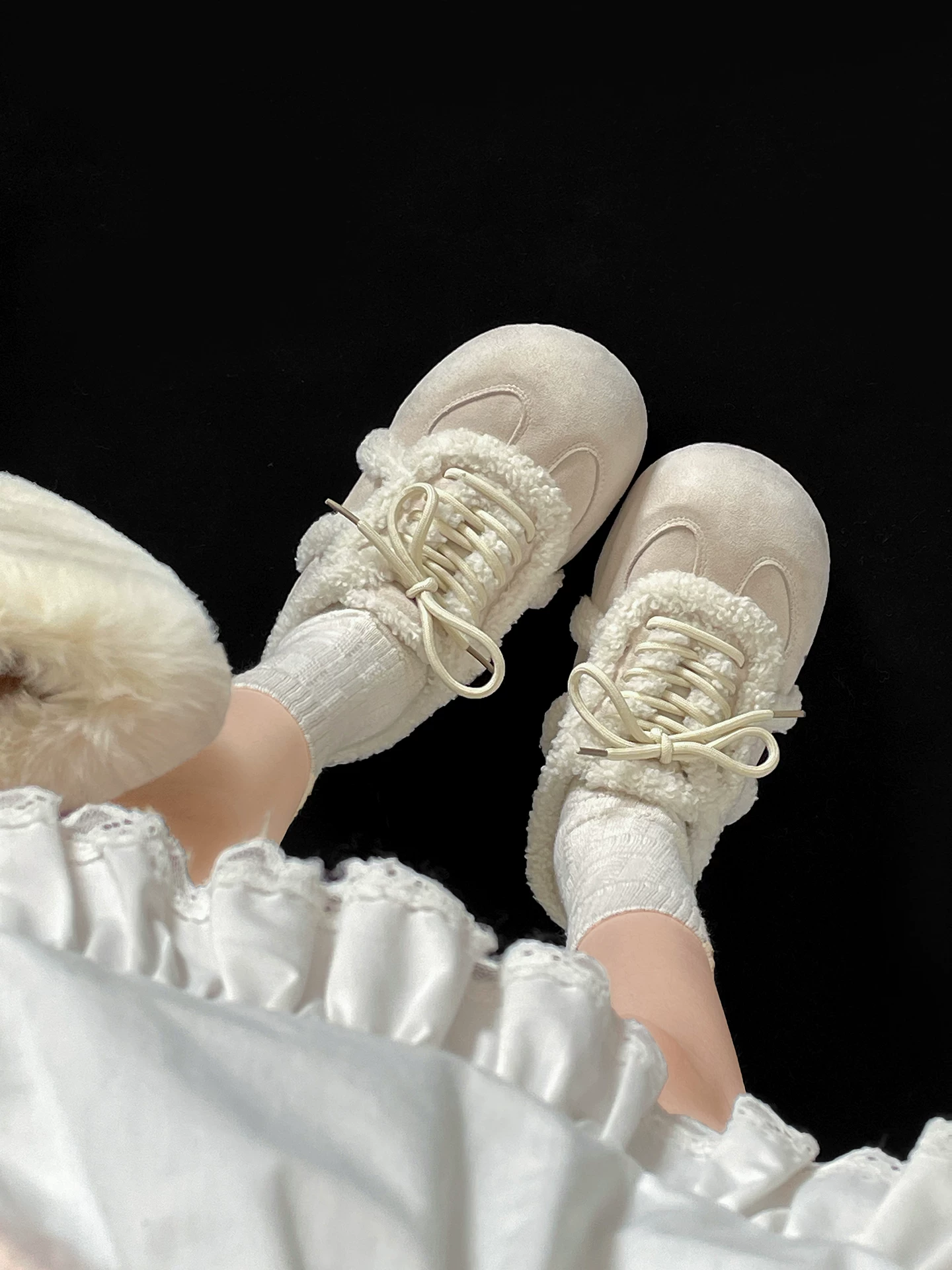 Đôi dép lông mềm kiểu Birkenstock đế dày, kiểu retro, màu trắng dành cho nữ, mẫu mới thu đông 2025, chất liệu bông mềm mại, mũi kín.