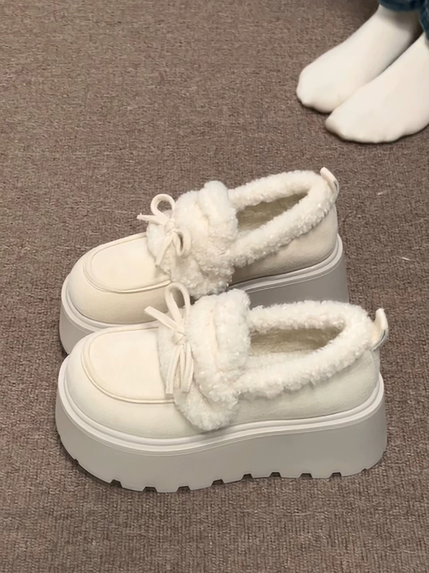 Giày bông tuyết đế dày cổ điển màu trắng dành cho nữ, mặc ngoài trời mùa đông, giày Birkenstock ấm áp chống trượt mới năm 2025.