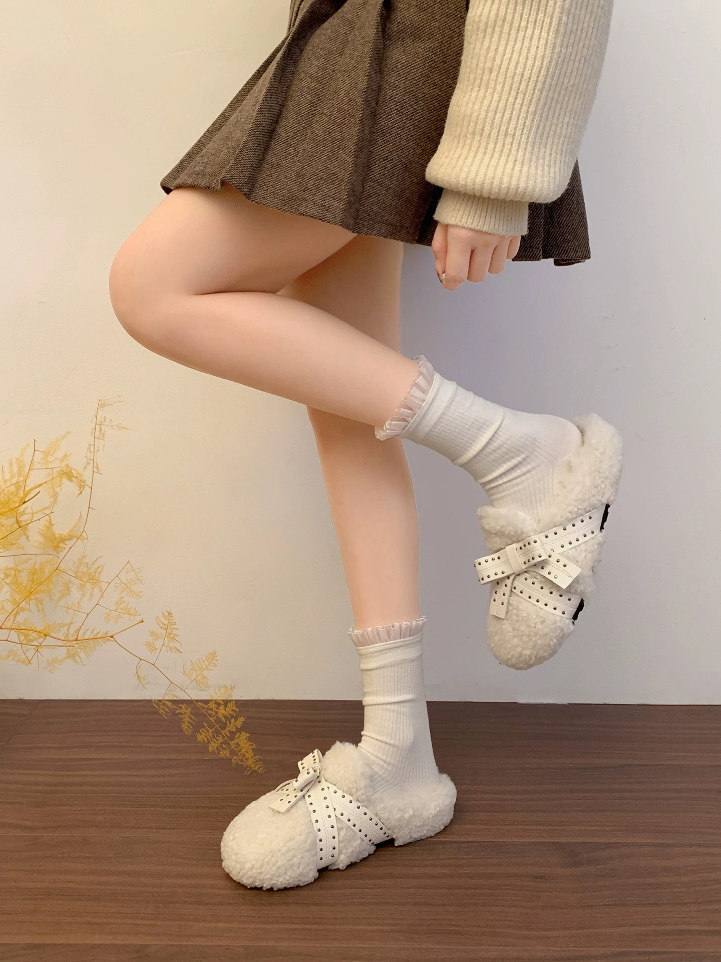 Đôi dép lê nữ đế dày phong cách retro màu trắng, thích hợp đi ngoài trời, dép bông giữ ấm mùa đông mới năm 2025, kiểu kín mũi.