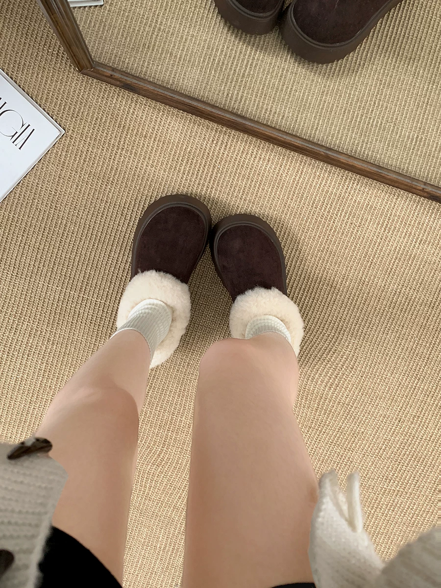 Giày dép lông dày đế dày kiểu cổ điển dành cho nữ, thích hợp để mang ngoài trời, mẫu mới mùa đông 2025, lót lông cừu, ấm áp, tăng chiều cao, kiểu giày cotton phong cách Birkenstock.