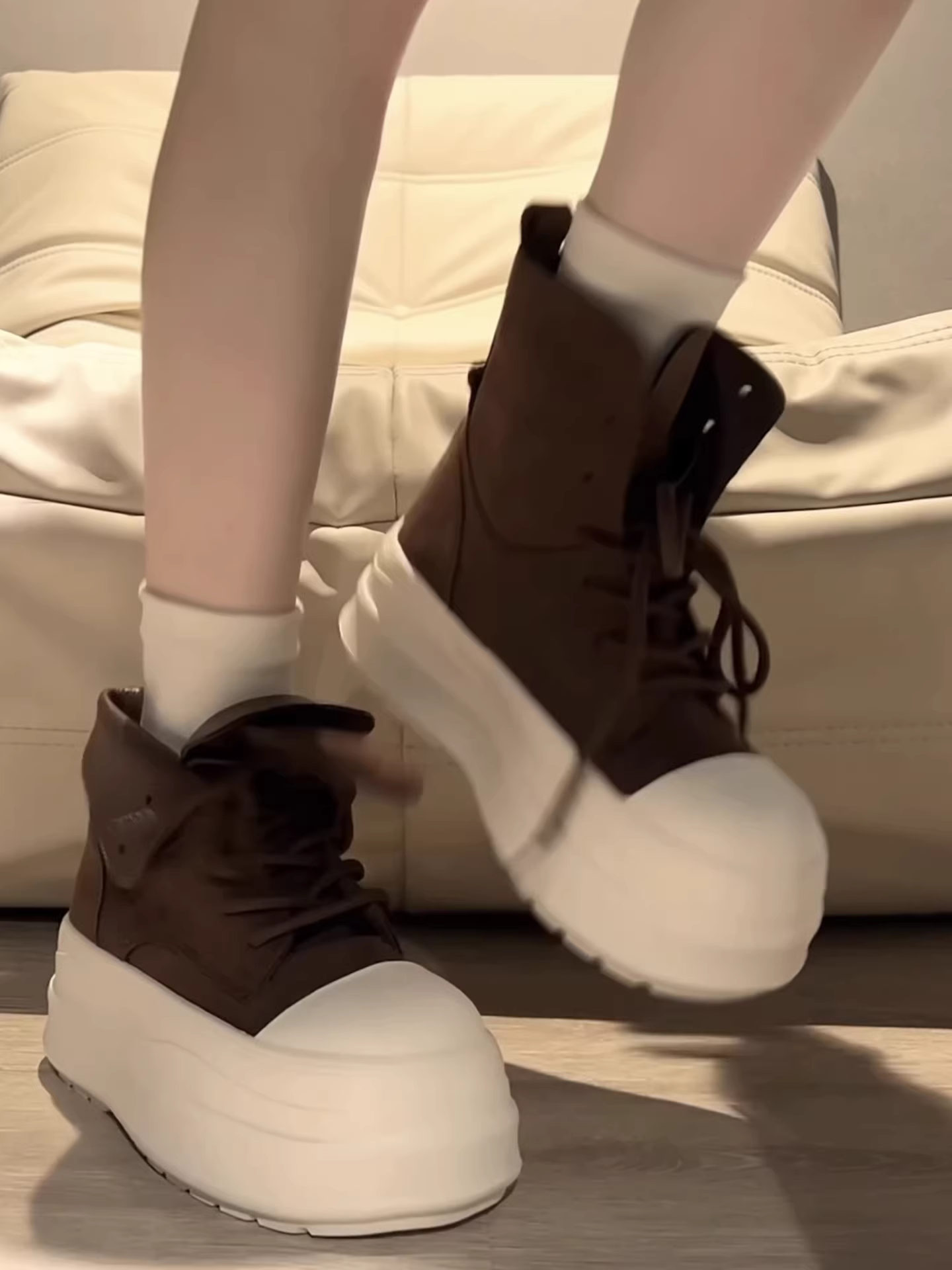 Giày vải cao cổ đế dày tăng chiều cao kiểu retro nhỏ gọn màu nâu dành cho nữ, mẫu mới mùa thu 2025, giày thể thao đa năng, phong cách thường ngày.