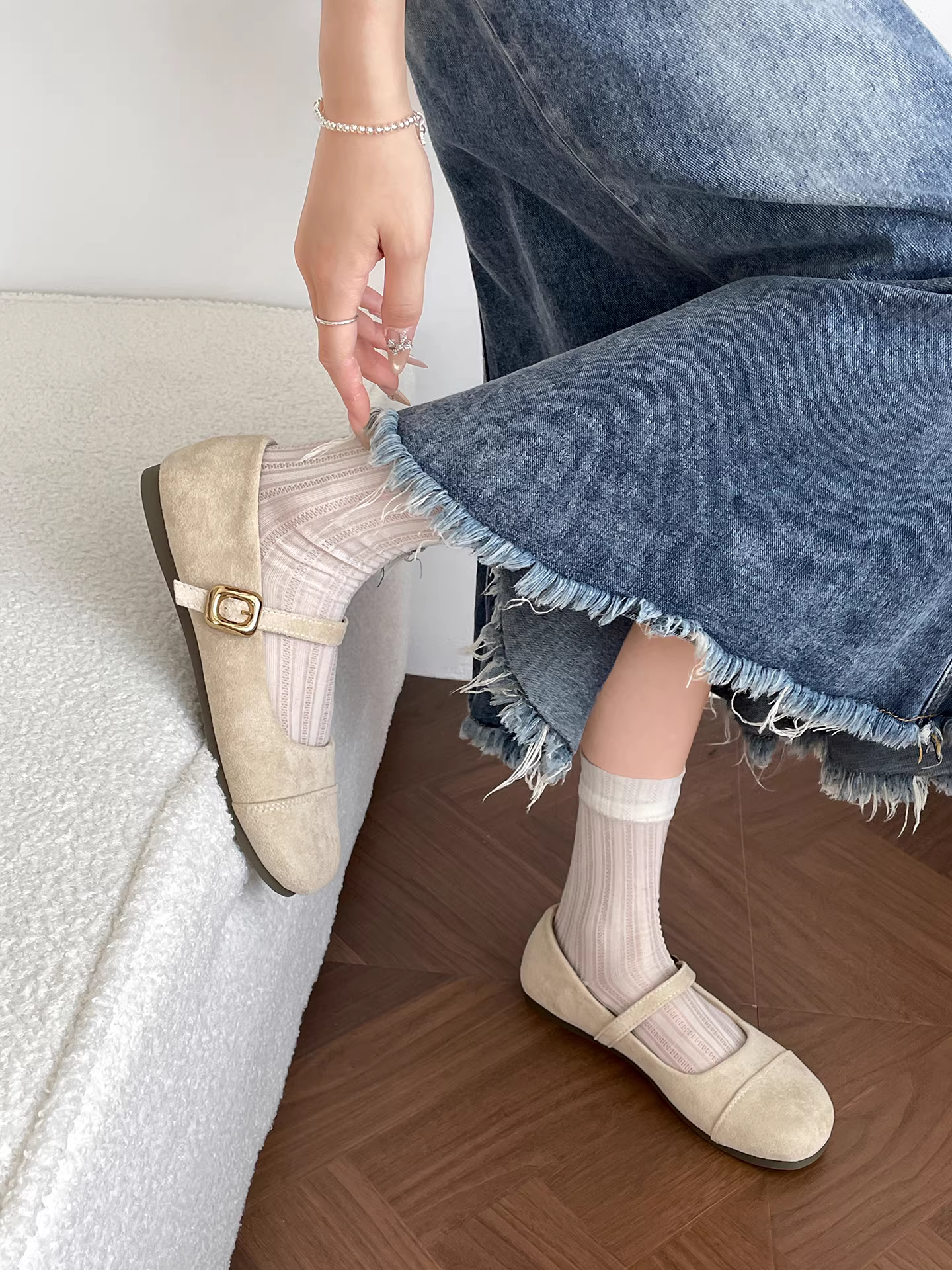 Giày bệt nữ màu đỏ cổ điển, kiểu dáng mới mùa thu 2025, giày Mary Jane kiểu Pháp phối chân váy.