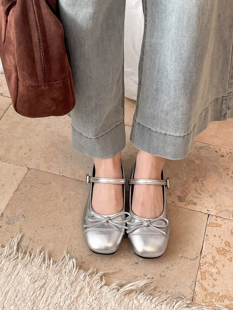 Giày bệt kiểu ballet Pháp màu bạc dành cho nữ, kiểu dáng mùa thu mới 2025, phối cùng chân váy, giày Mary Jane đế bằng kiểu JK