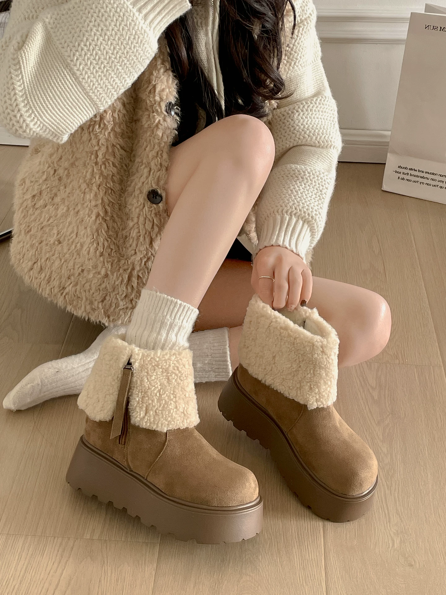 Giày bốt đi tuyết đế dày chống trượt lót lông cừu màu kaki dành cho nữ, giày cotton kiểu Birkenstock lông thú mùa đông mới năm 2025.