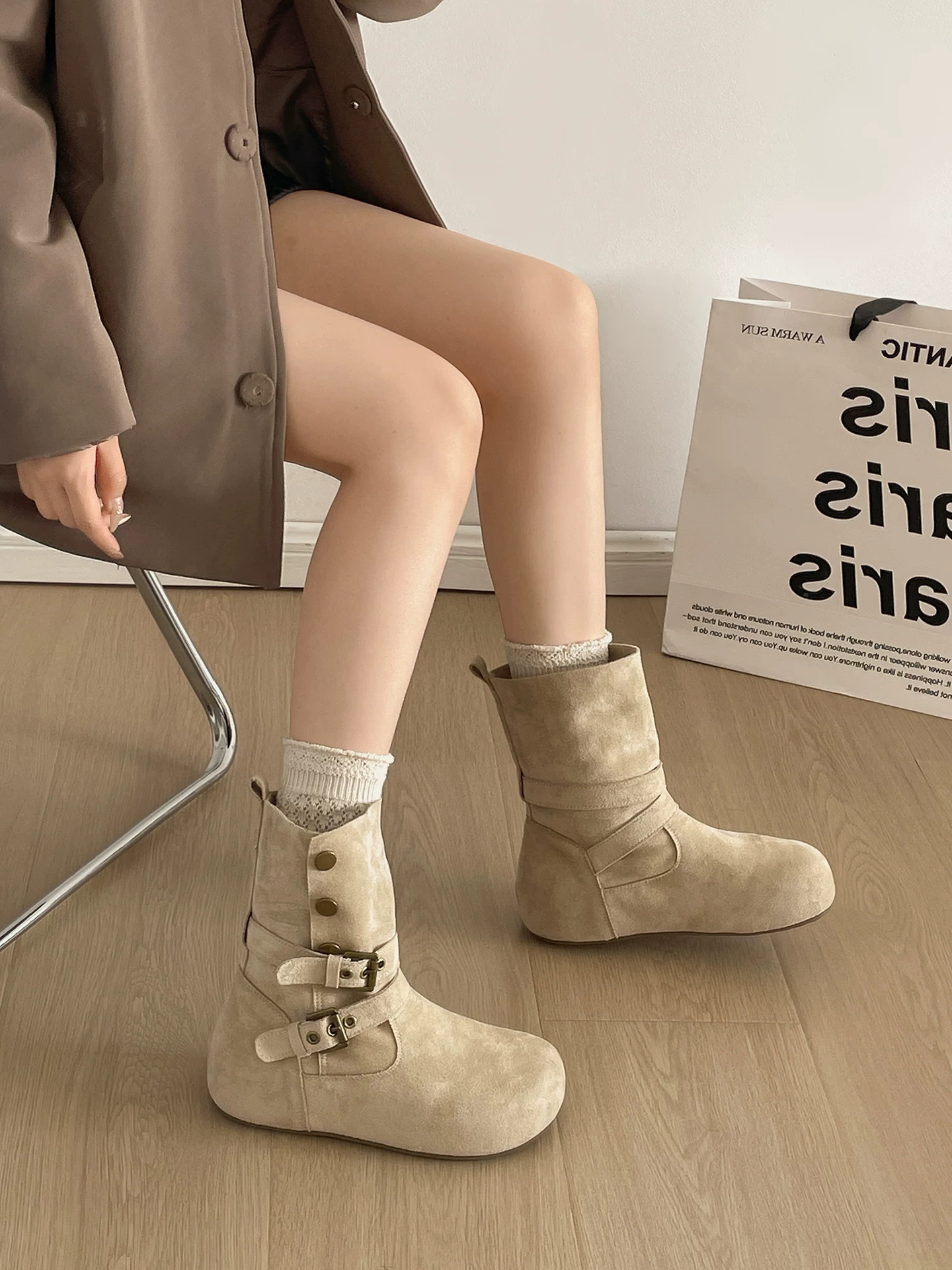 Giày bốt đế dày màu nâu đa năng kiểu retro dành cho nữ, kiểu dáng thu đông 2025 mới, phối cùng chân váy giúp trông thon gọn và cao hơn. Giày bốt ngắn Birkenstock.