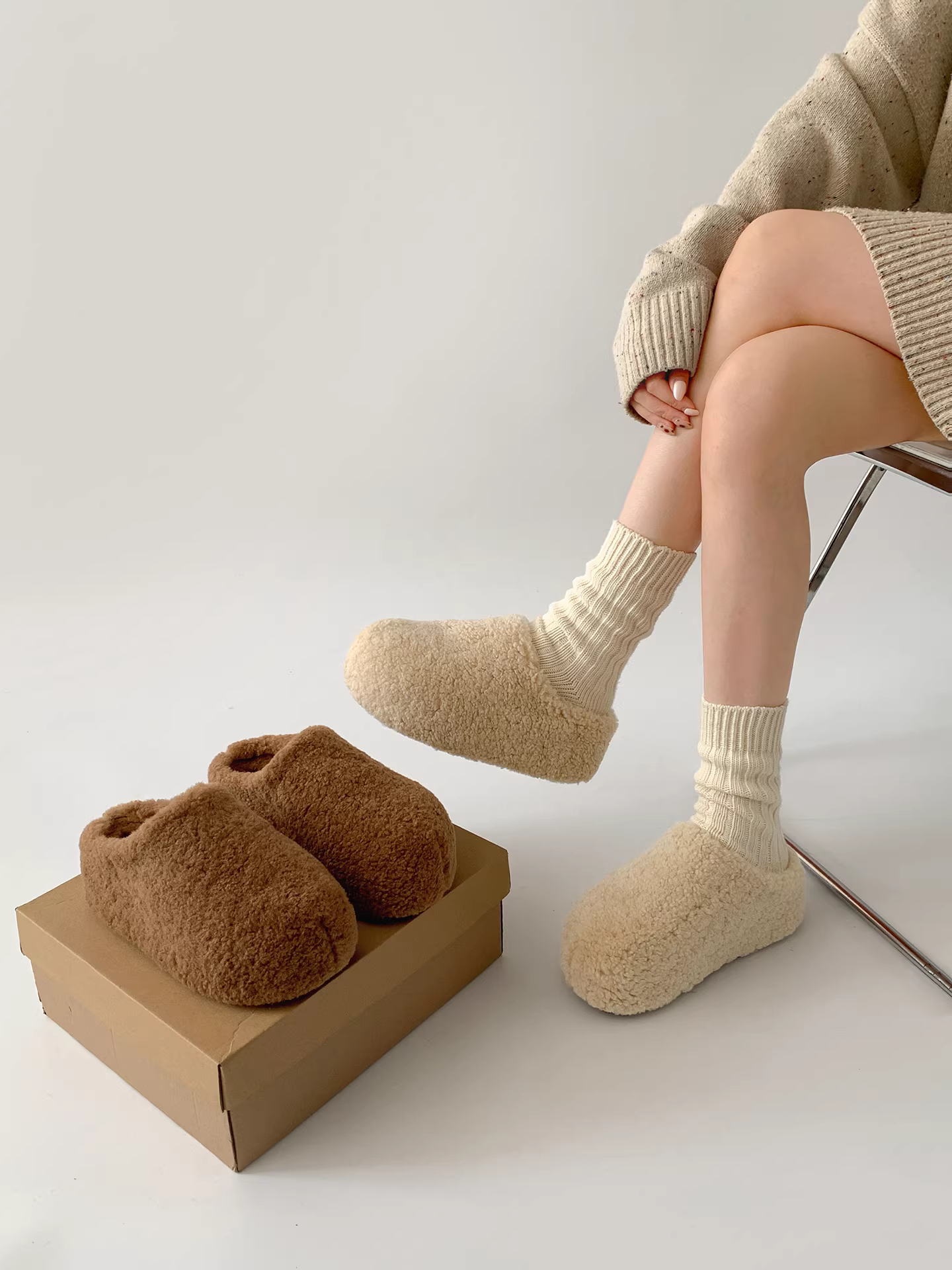 Đôi dép lông mềm đế dày kiểu retro cỡ nhỏ dành cho nữ, thích hợp mang đi ngoài trời, dép bông giữ ấm mùa đông mới năm 2025, chống trơn trượt.