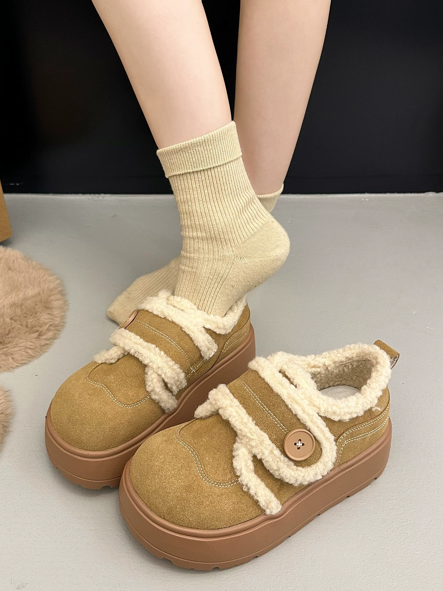 Giày bông mùa đông ấm áp, lót lông cừu, đế dày, chống trơn trượt dành cho nữ, kiểu mới 2025, tăng chiều cao, kiểu retro Birkenstock.