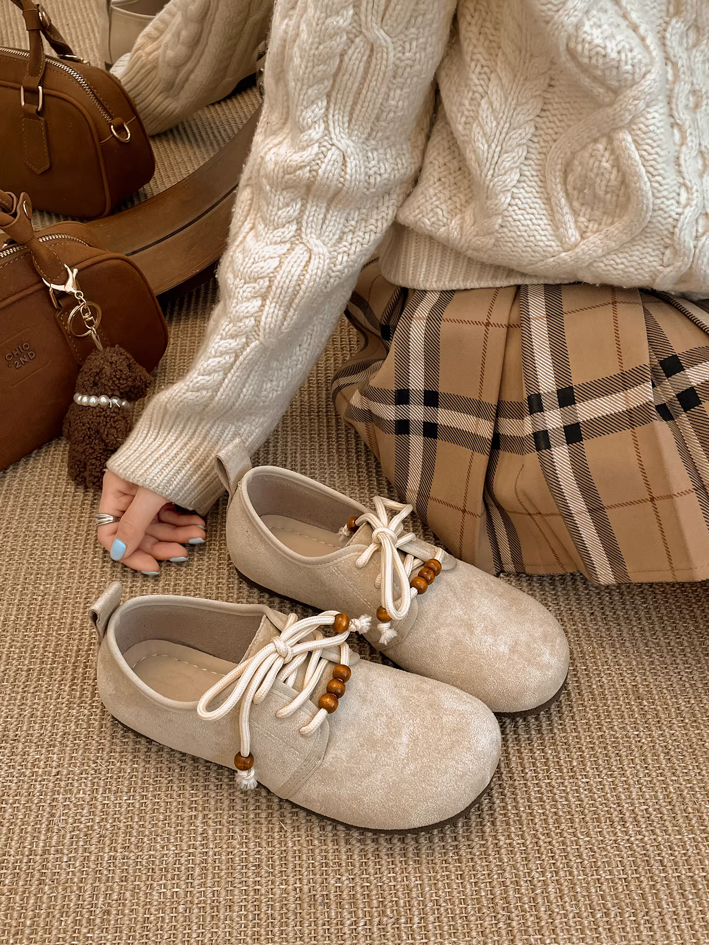 Giày Birkenstock đế dày quấn kín kiểu retro dành cho nữ, mẫu mới thu đông 2025, đa năng, phối chân váy.