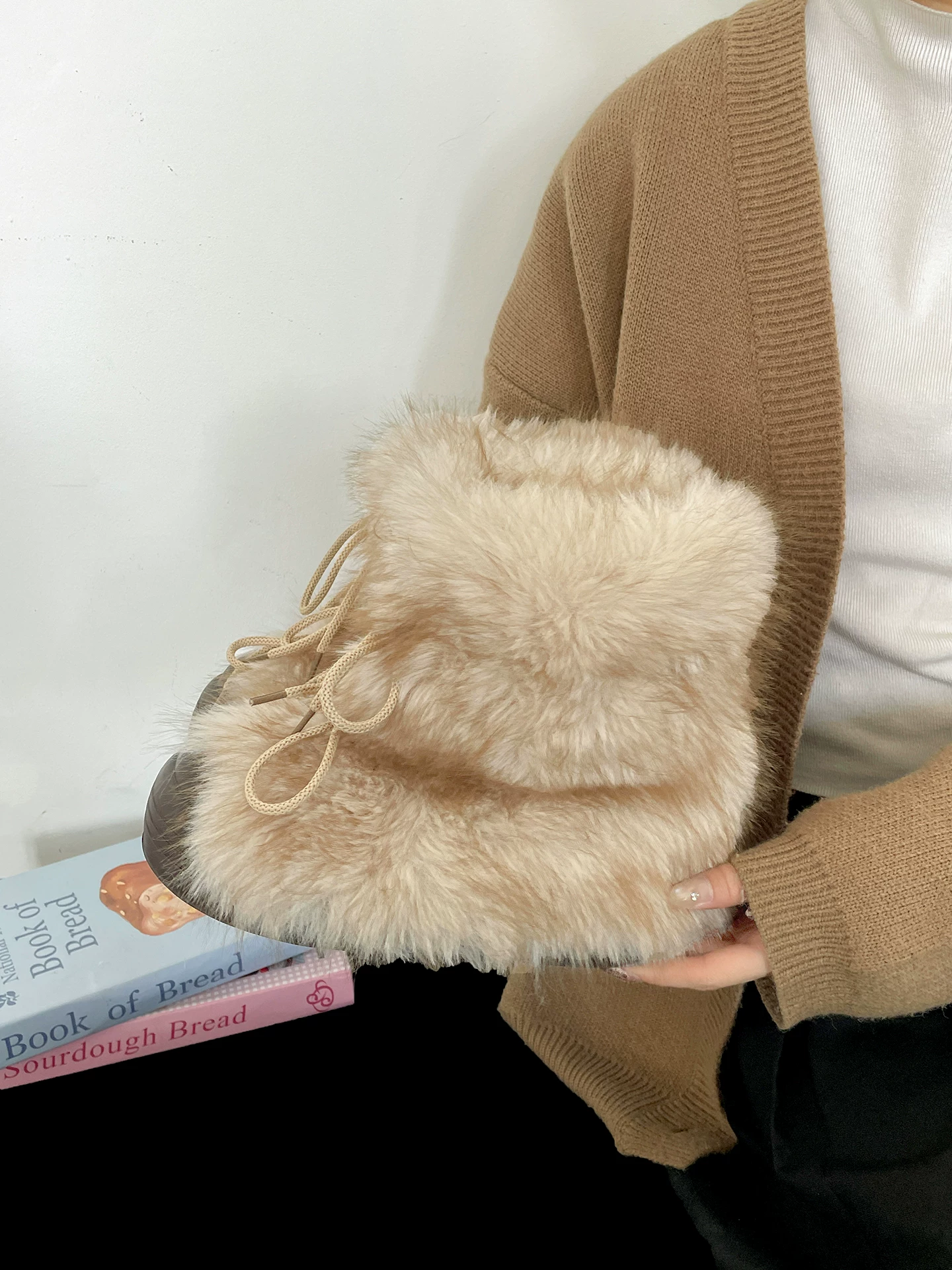 Giày bốt lông dày đế dày kiểu cổ điển Nam Trung Quốc dành cho nữ 2025, giày mùa đông mới ấm áp bằng vải nhung, giày bông ngoài trời vùng Đông Bắc.