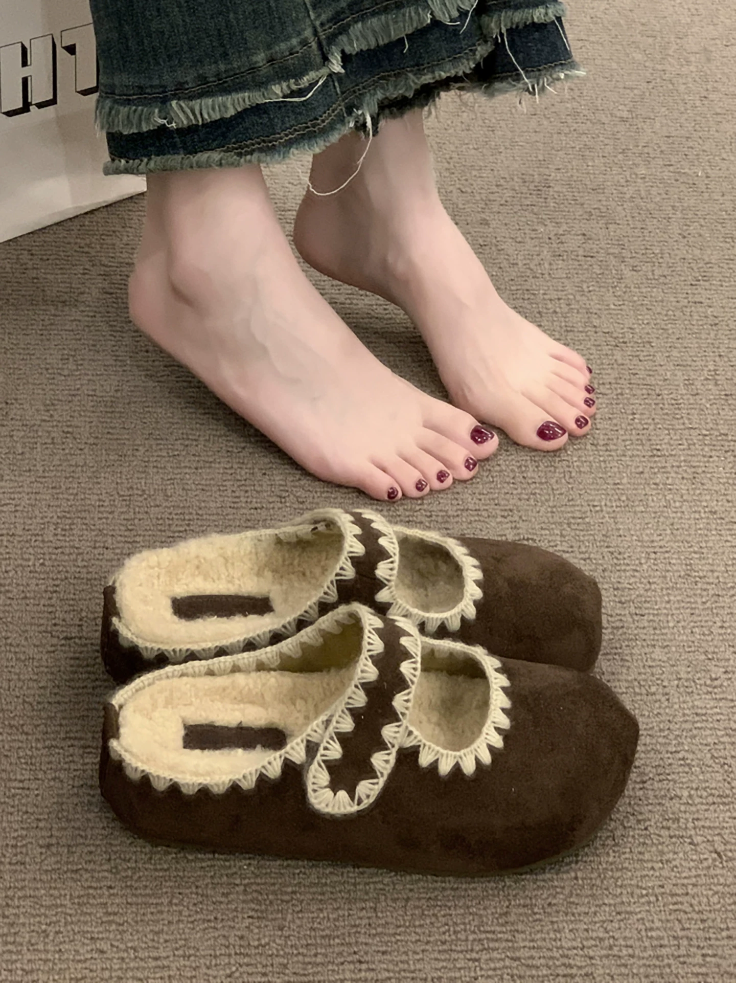 Giày nửa dép kiểu Birkenstock đế dày, lót lông mềm mại dành cho nữ, mẫu mới thu đông 2025, giữ ấm, mũi kín, chất liệu cotton.