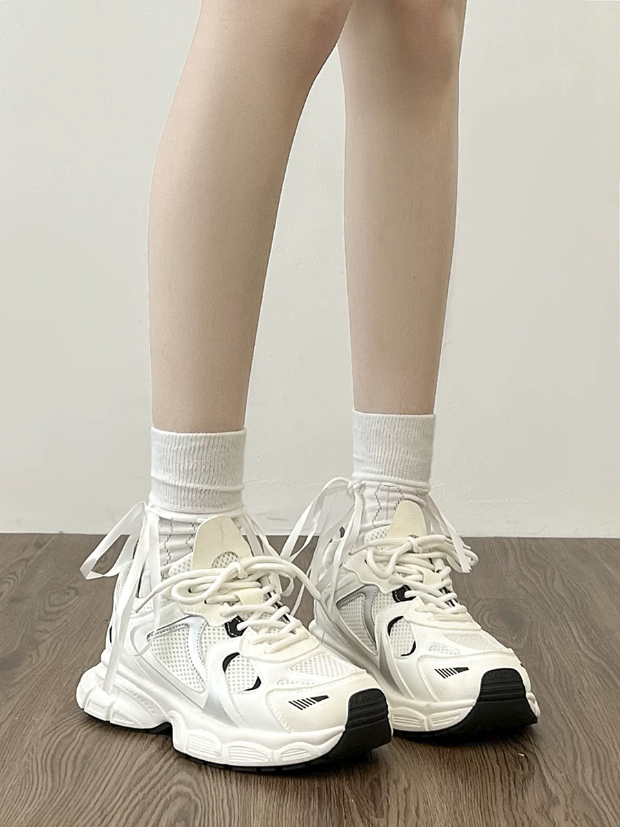 Giày thể thao nữ kiểu dáng phổ biến giúp chân trông nhỏ nhắn hơn, đa năng, mẫu mới thu đông 2025, giày thể thao cổ thấp đế dày retro tăng chiều cao màu trắng.
