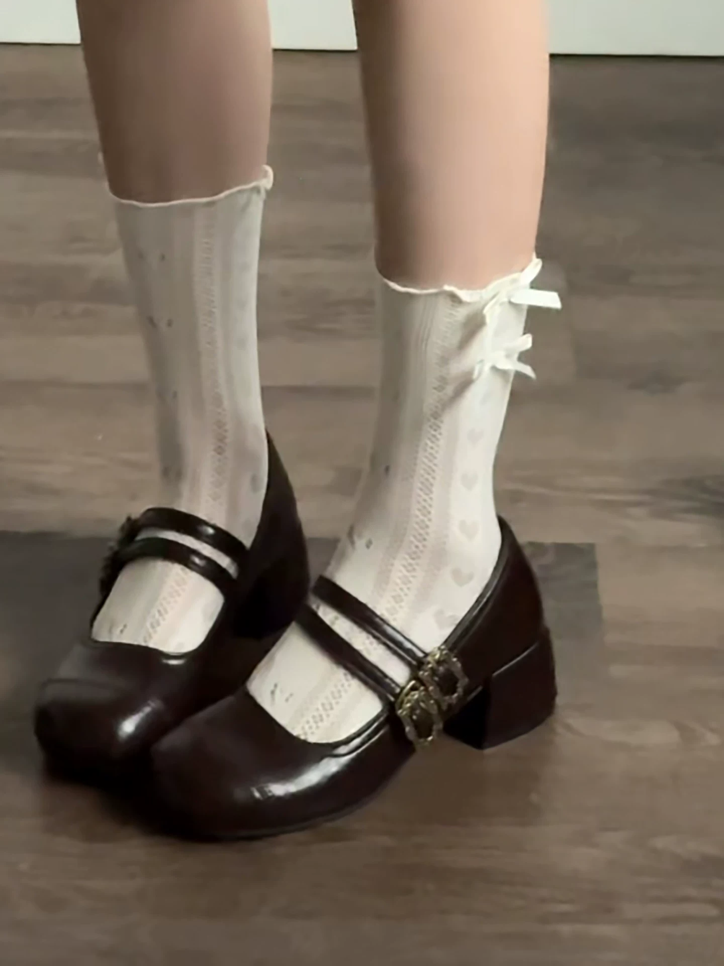 Giày nữ đế thô mũi tròn kiểu retro màu nâu, kiểu dáng mới mùa thu 2025, phối cùng chân váy, giày Mary Jane kiểu Pháp tăng chiều cao.