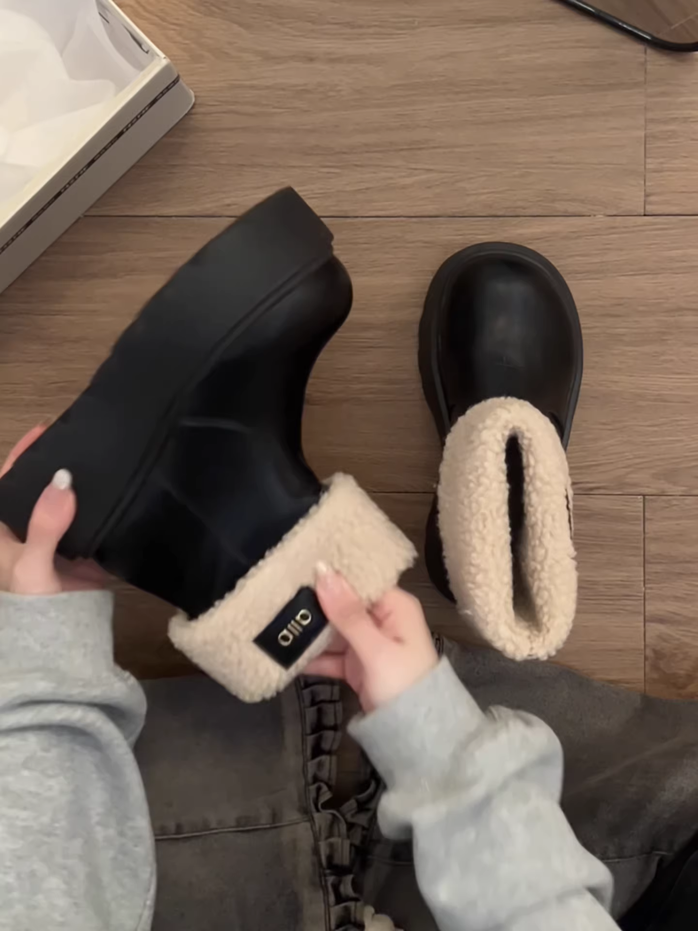 Giày bốt đi tuyết đế dày màu đen dành cho nữ, kiểu dáng mùa đông mới 2025, lót lông cừu, dày dặn, tăng chiều cao, kiểu Birkenstock, chất liệu cotton.