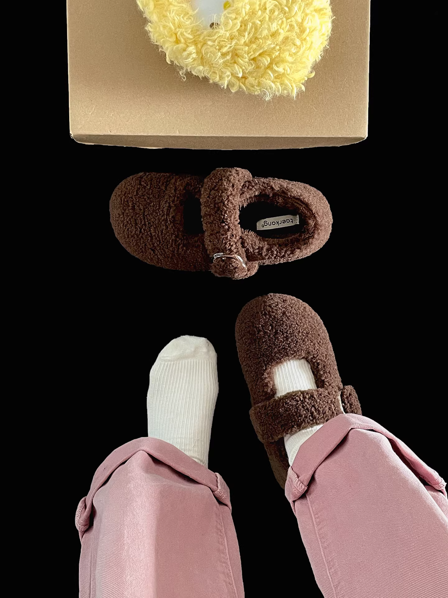 Giày lông dày đế dày phong cách retro màu trắng dành cho nữ, kiểu mới mùa đông 2025, thích hợp phối với chân váy, đế mềm, lót lông cừu.