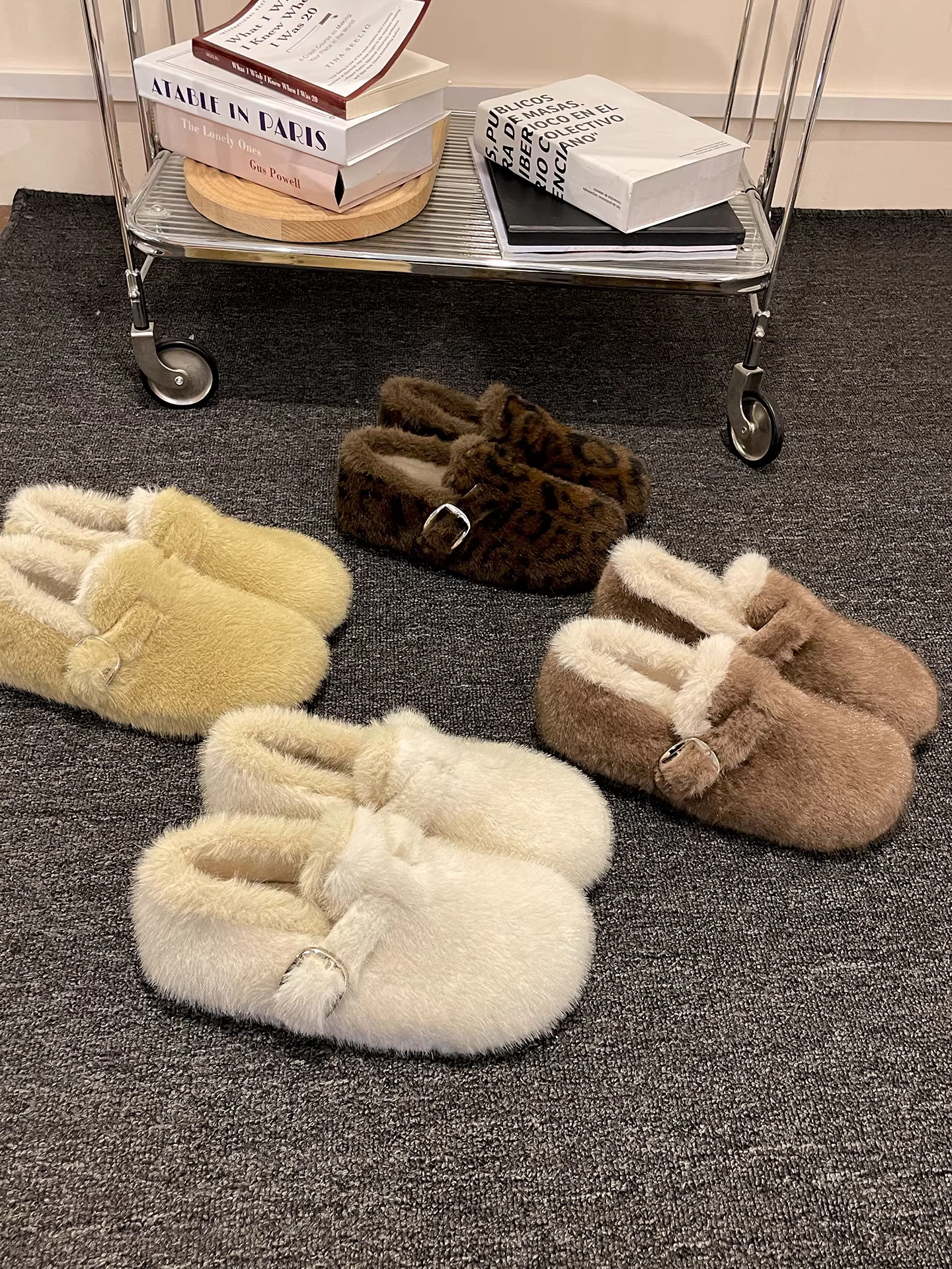 Giày lông mềm mại, ấm áp, đế dày dành cho nữ, mẫu mới mùa đông 2025, kiểu Birkenstock, chất liệu cotton, giữ ấm toàn bộ bàn chân.