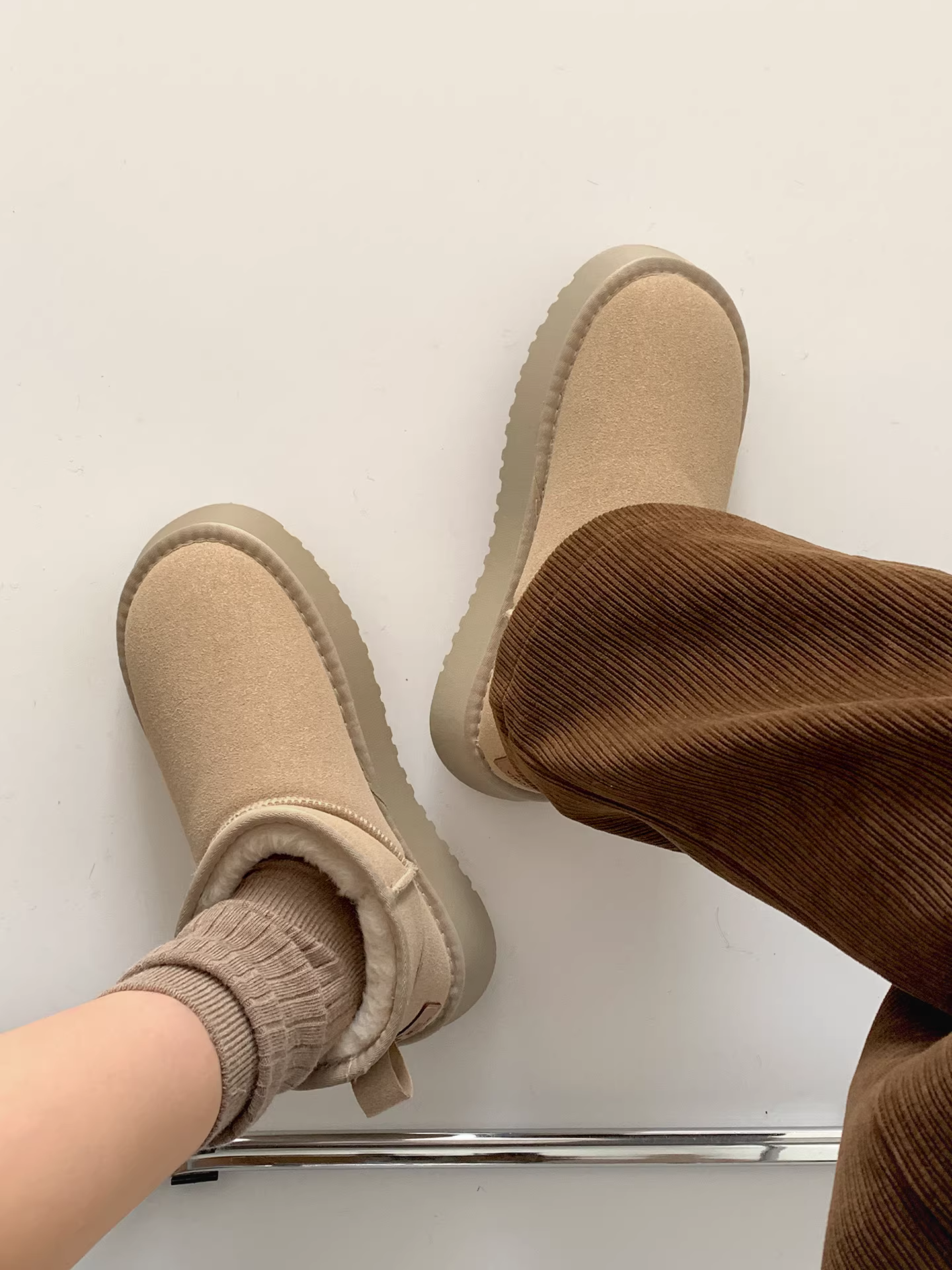 Giày bốt tuyết đế dày lót lông cừu kiểu cổ điển Nam Trung Quốc dành cho nữ 2025 Mẫu mới mùa đông ấm áp đi ngoài trời chống trơn trượt Giày bông Đông Bắc