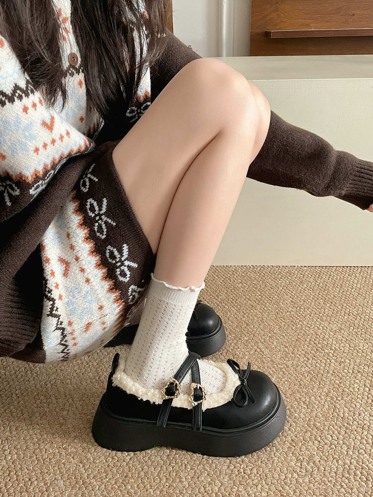 Giày lông dày đế dày kiểu Pháp cổ điển màu đen dành cho nữ, thích hợp để mang ngoài trời, giày cotton Mary Jane lót lông cừu ấm áp mùa thu đông 2025 mới.