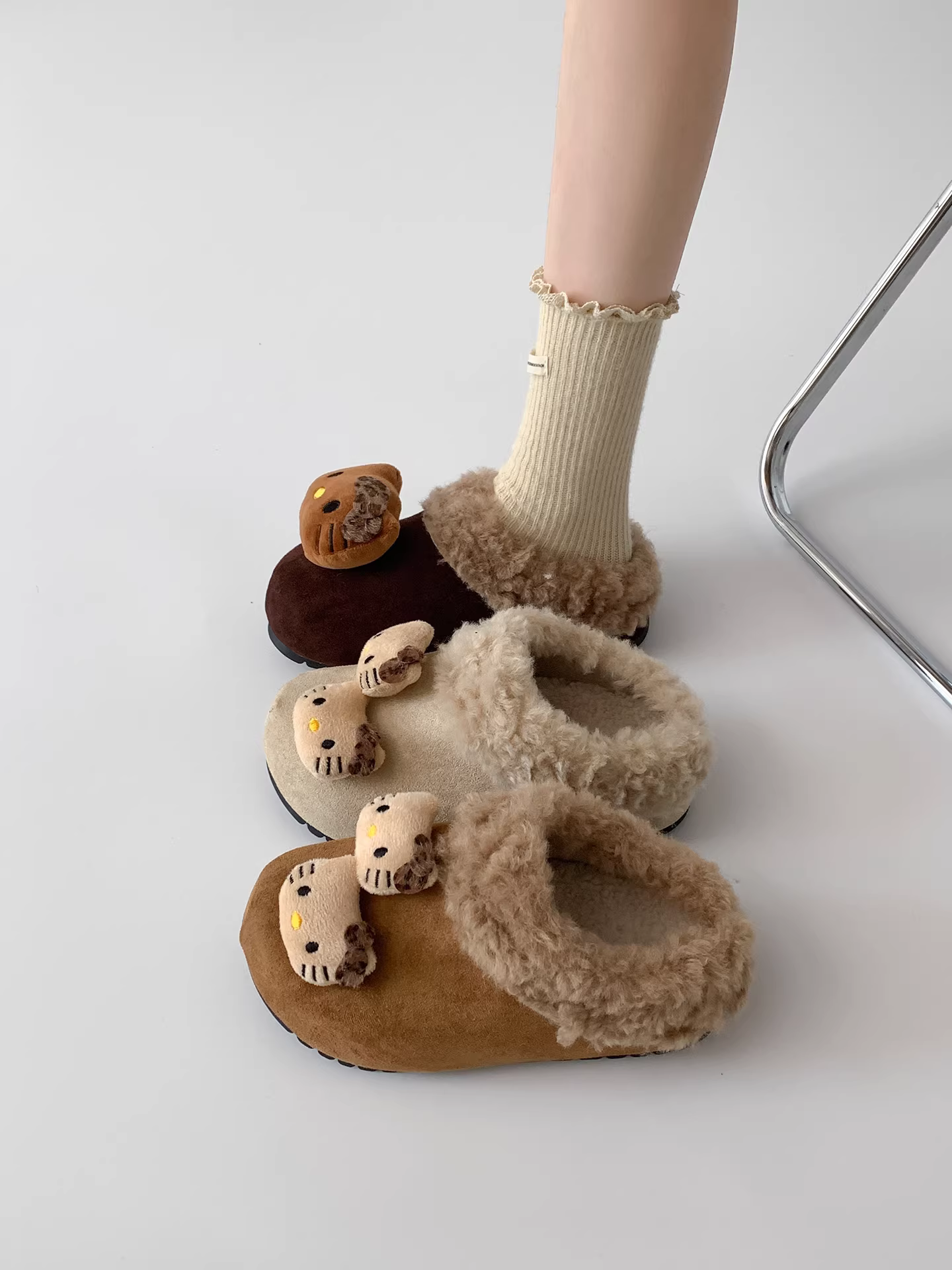 Đôi dép lông dày đế dày kiểu hoạt hình dễ thương dành cho nữ, thích hợp mang đi ngoài trời, dép bông kiểu Birkenstock mùa đông mới năm 2025.
