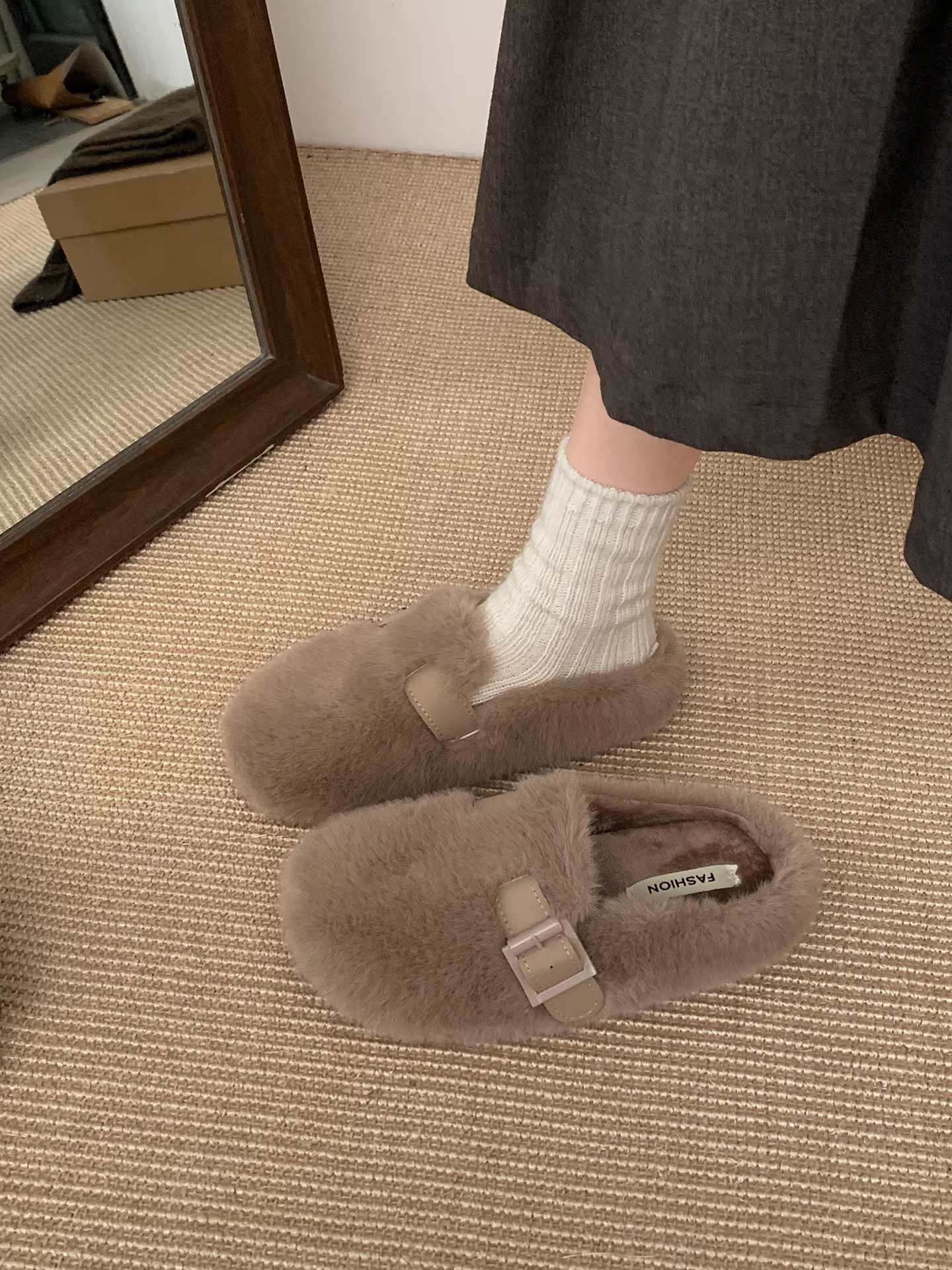 Đôi dép lê nữ đế dày kiểu Pháp cổ điển, chất liệu nhung mềm mại, đi ngoài trời, mẫu mới mùa đông 2025, giữ ấm, chống trơn trượt, kiểu Birkenstock, chất liệu cotton.