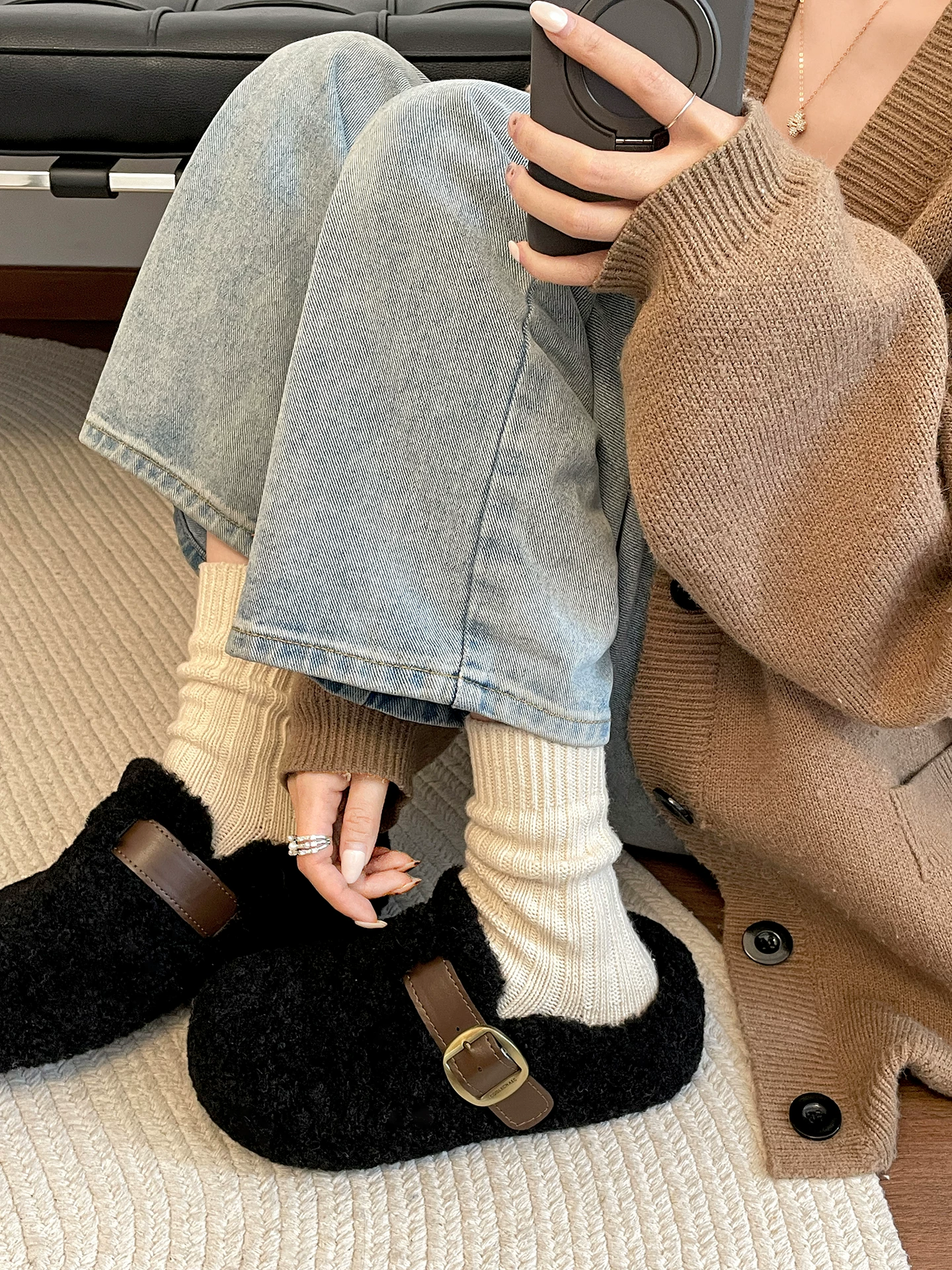 Dép lông dày đế dày chống trơn màu trắng cổ điển dành cho nữ, mặc ngoài trời mùa đông, kiểu mới 2025, lót lông cừu, dày dặn, ấm áp kiểu Birkenstock.