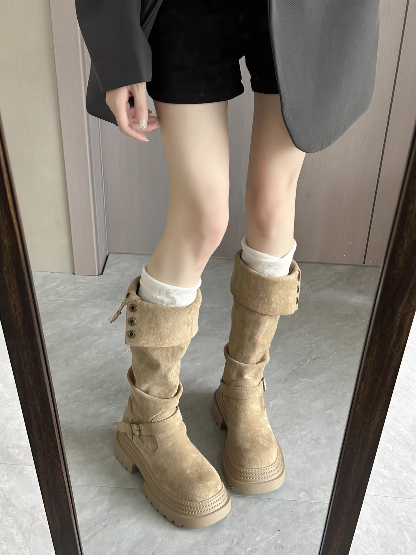 Giày bốt cao gót đế dày kiểu retro dành cho nữ, kiểu mới mùa thu 2025, phối cùng váy để trông thon gọn hơn, kiểu bốt đi xe.
