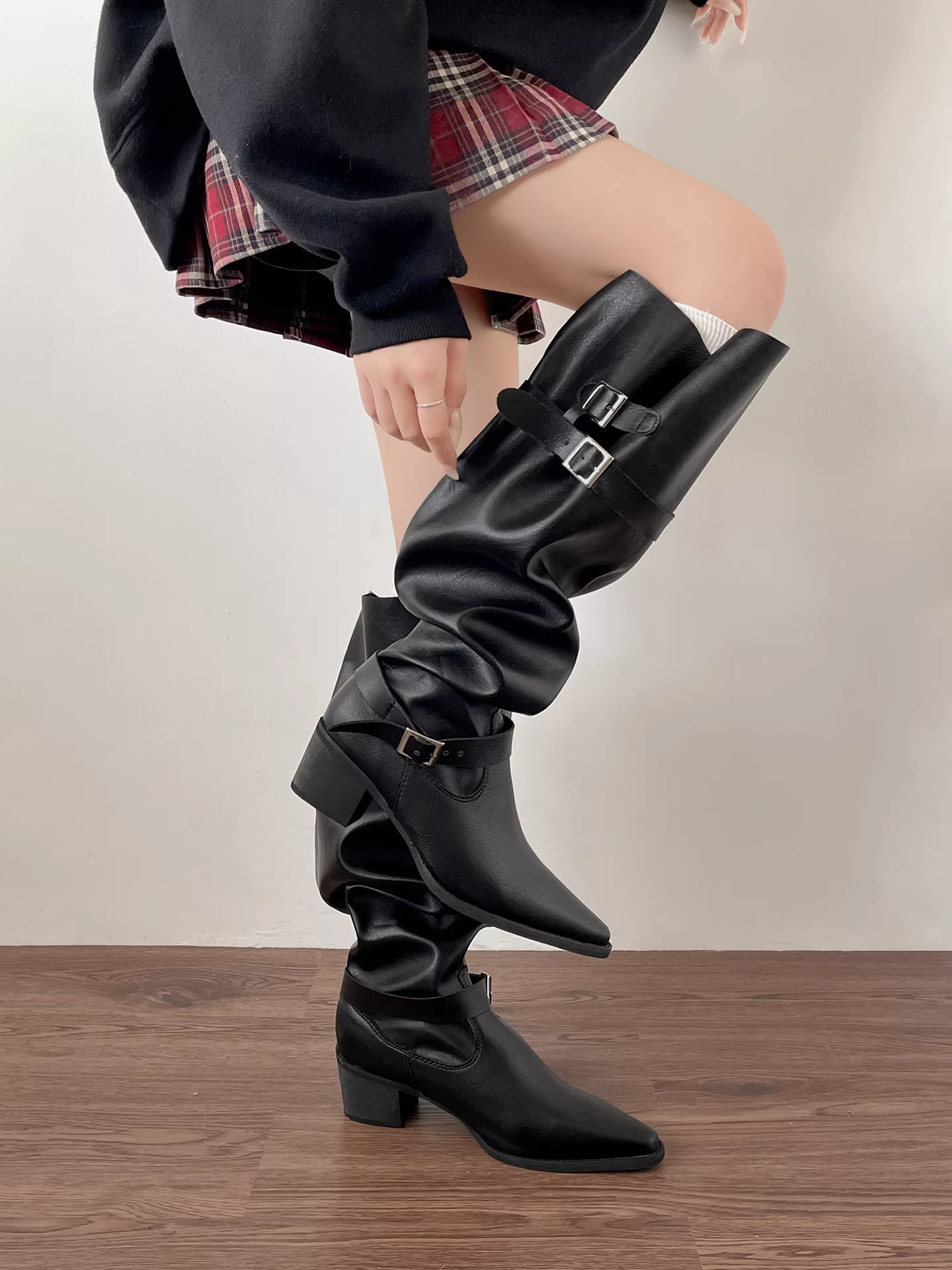 Giày bốt cao gót mũi nhọn kiểu cổ điển dành cho nữ, bốt dài mùa thu/đông 2025 kiểu Anh, giúp thon gọn dáng người.