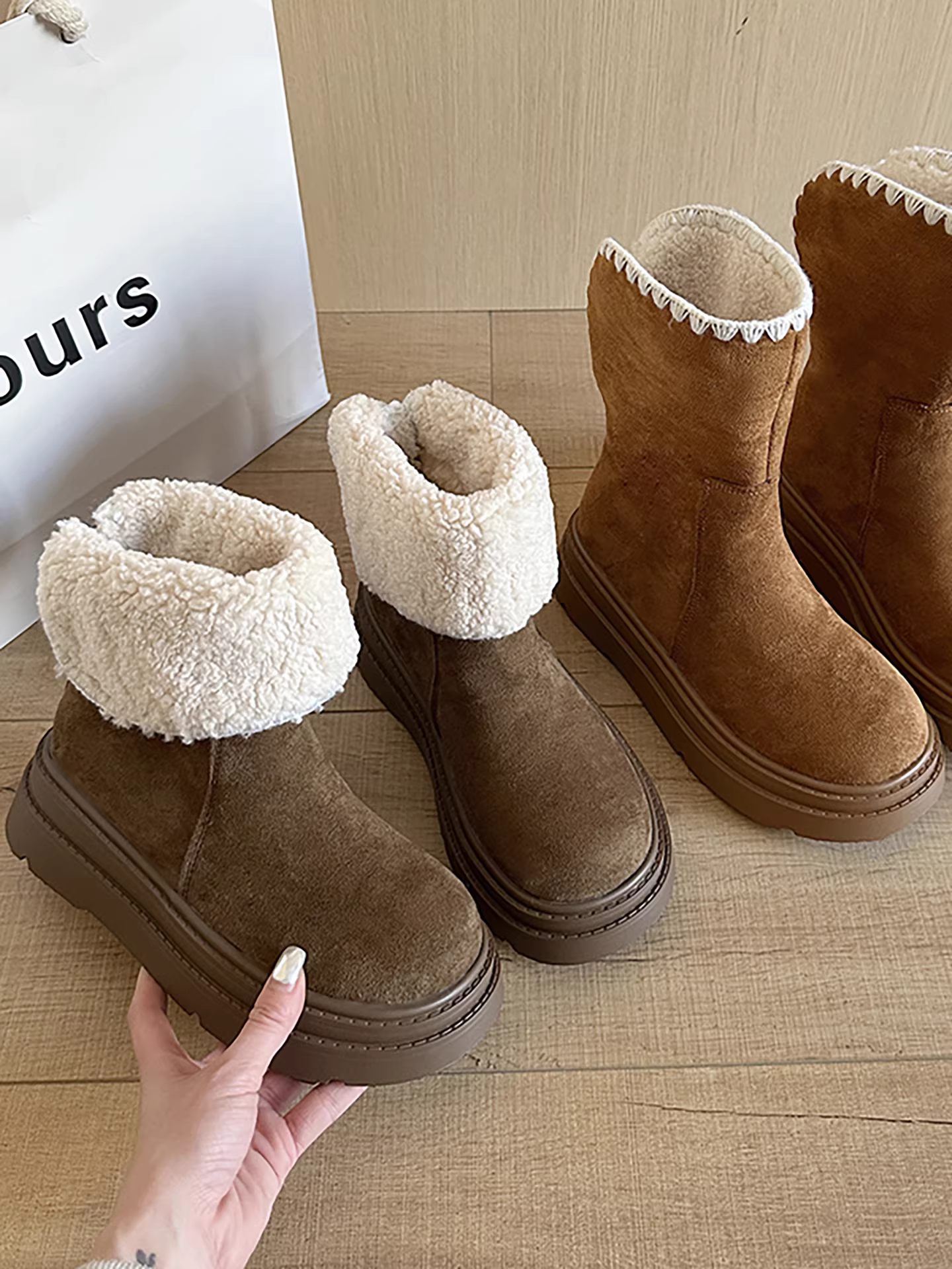 Giày bốt đi tuyết đế dày chống trượt phong cách cổ điển Đông Bắc, lót lông cừu và dày dặn dành cho nữ, giày cotton giữ ấm tăng chiều cao mùa đông mới năm 2025.