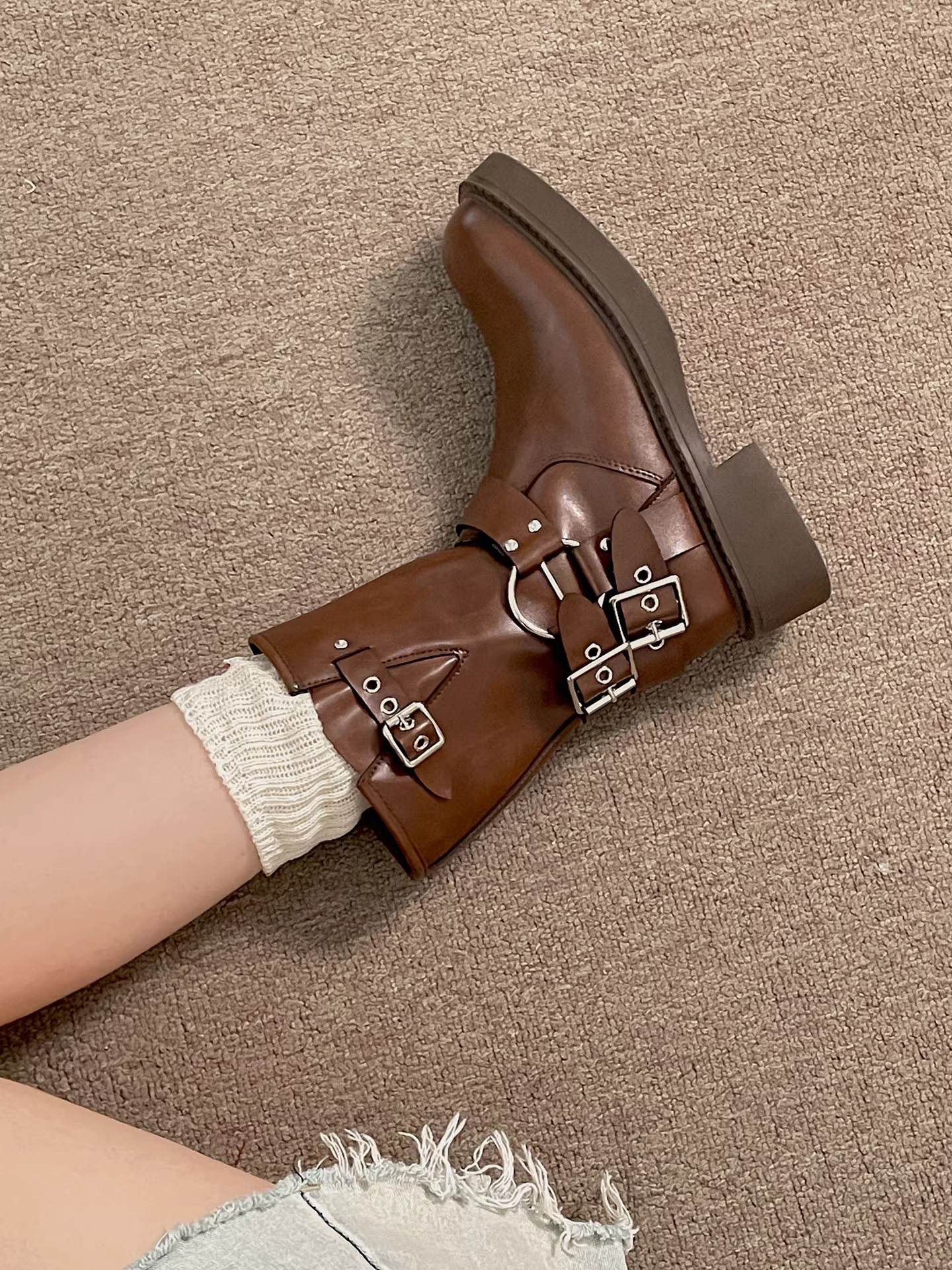 Giày bốt cao gót đế dày màu nâu Maillard cổ điển dành cho nữ, kiểu dáng Anh quốc, mùa thu đông 2025, giúp thon gọn chân.