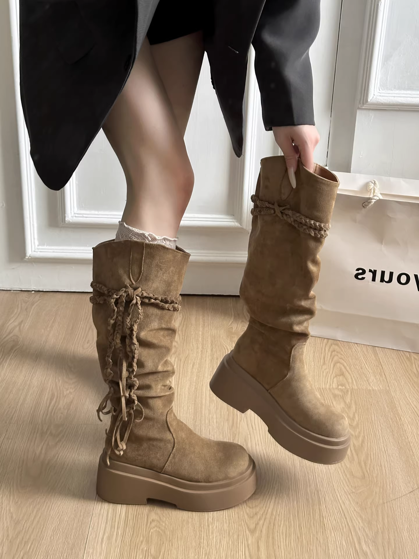 Giày bốt cao cổ đế dày màu kaki cổ điển dành cho nữ, kiểu dáng mới mùa thu đông 2025, tăng chiều cao, dành cho người nhỏ nhắn