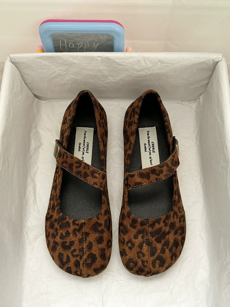 Phía Nam ở miền Nam: Giày bệt kiểu Pháp cổ điển dành cho nữ, bộ sưu tập thu đông 2025 mới, phối cùng váy, giày Mary Jane.