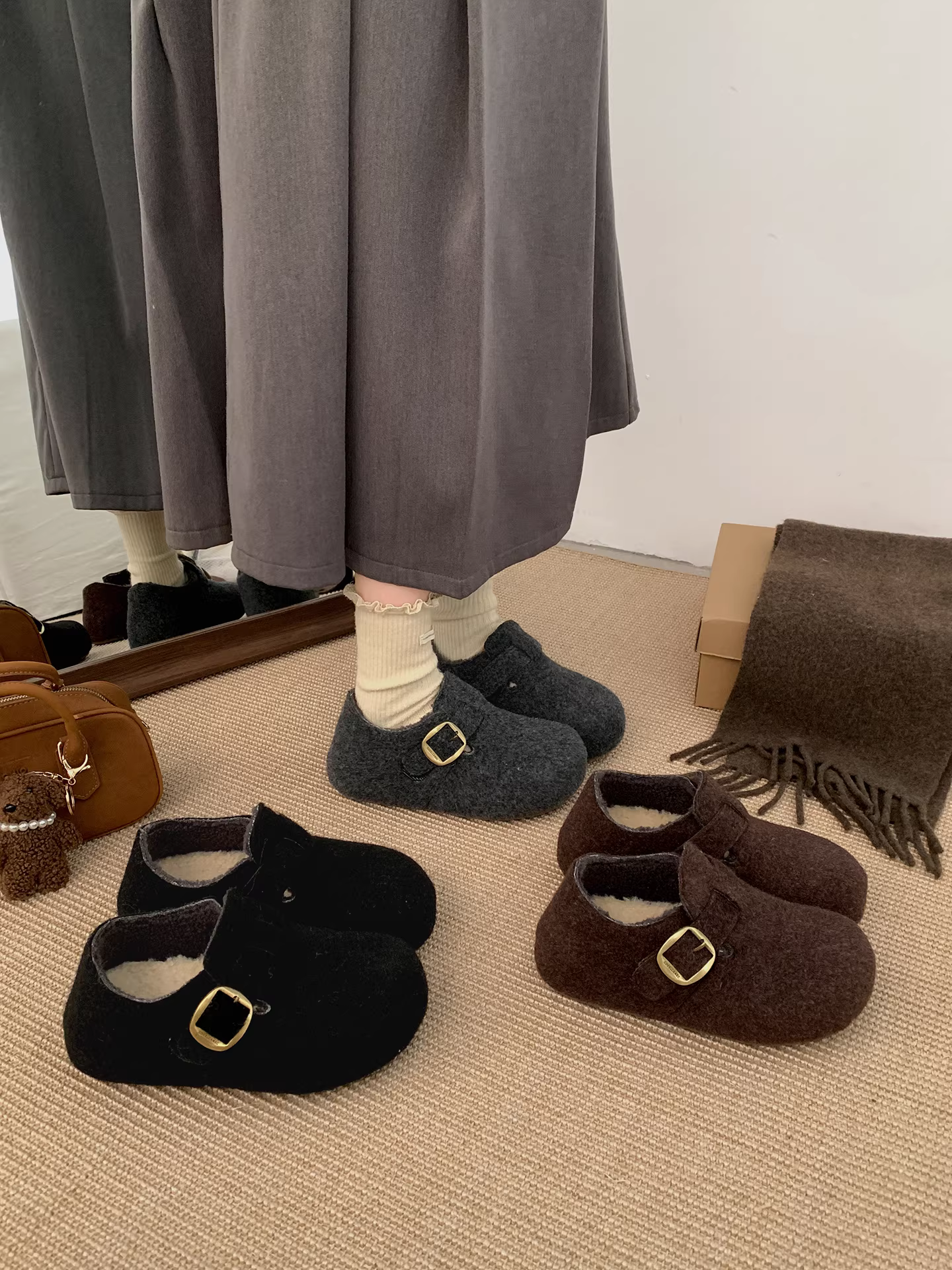 Giày nữ đế dày lót lông phong cách retro đen, mẫu mới mùa đông 2025, giữ ấm khi đi ngoài trời, chống trơn trượt, kiểu Birkenstock, chất liệu cotton