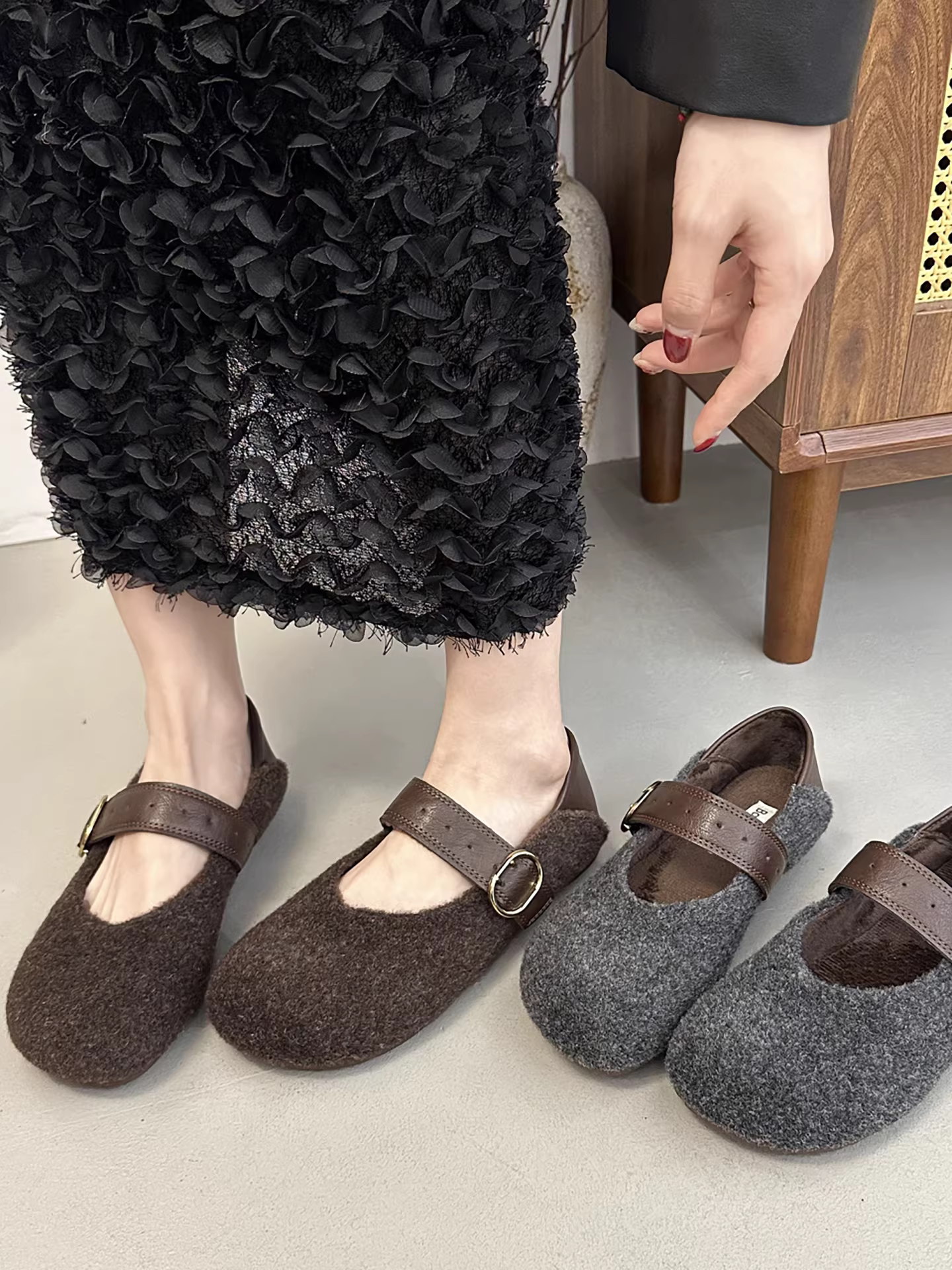 Giày Mary Jane lót lông ấm áp mùa thu đông 2025 mới dành cho nữ, kiểu dáng cổ điển nâu, đế dày, chất liệu lông mềm mại, thích hợp đi ngoài trời.