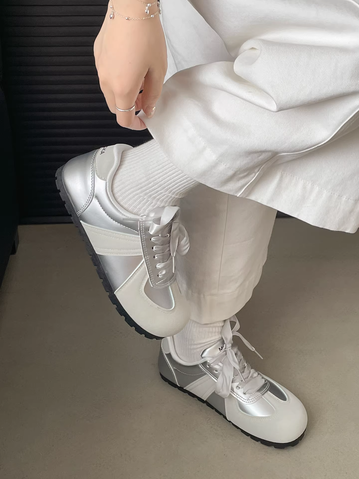 Giày thể thao Đức đế bằng nhẹ, đa năng, kiểu retro màu trắng dành cho nữ, mẫu mới thu 2025, đế mềm, đi dạo, chạy bộ