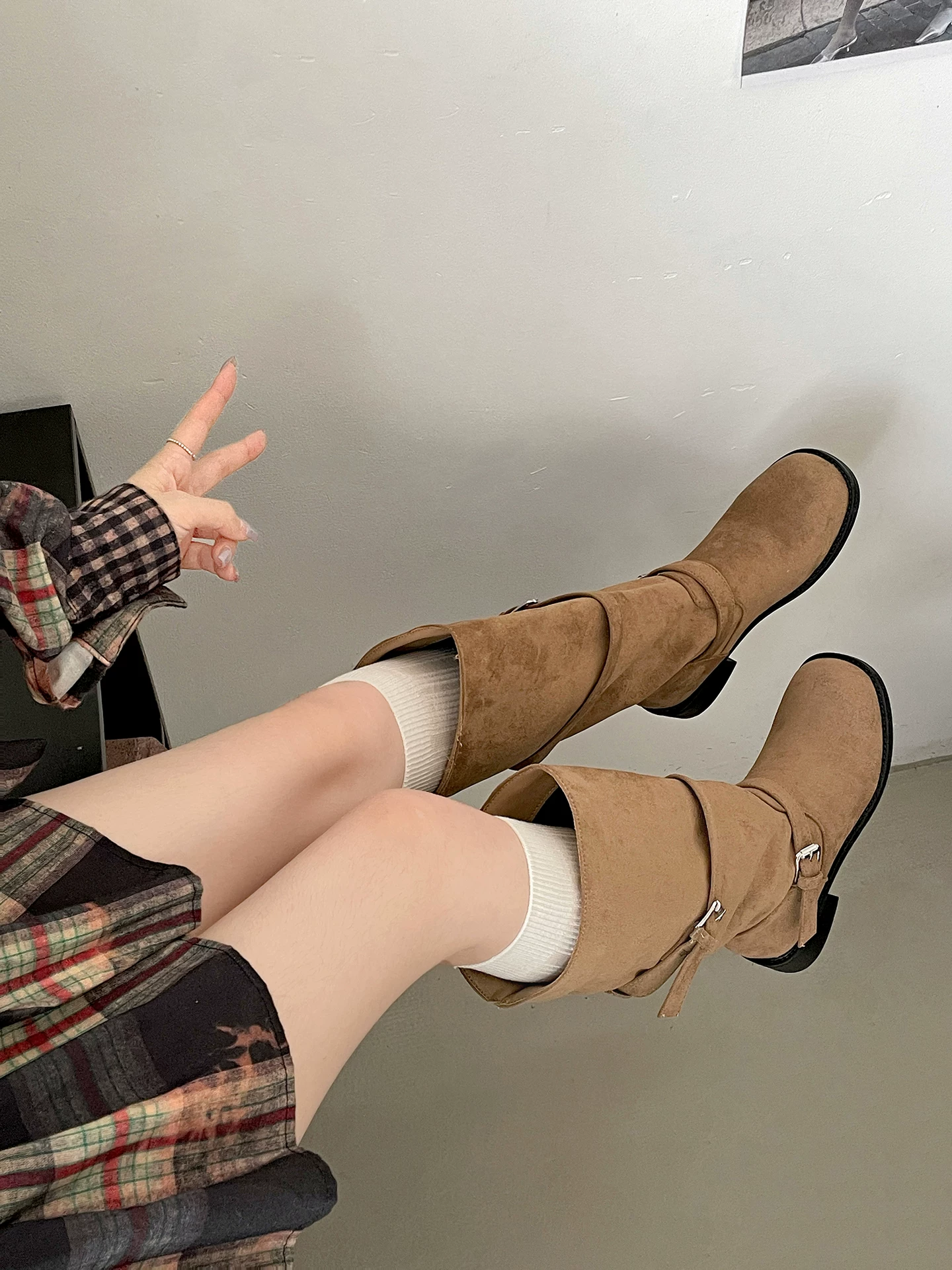 Giày bốt cao gót chunky retro màu kaki nữ, bốt dài mùa thu đông 2025 mới, đa năng, tôn dáng, tăng chiều cao, kiểu dáng ôm sát, thích hợp đi cưỡi ngựa