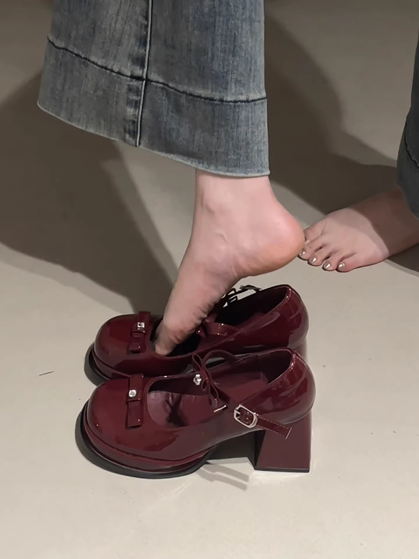 Giày cao gót da đỏ kiểu Anh cổ điển cao cấp dành cho nữ, kiểu dáng thu đông 2025 mới, phối chân váy và giày Mary Jane đa năng
