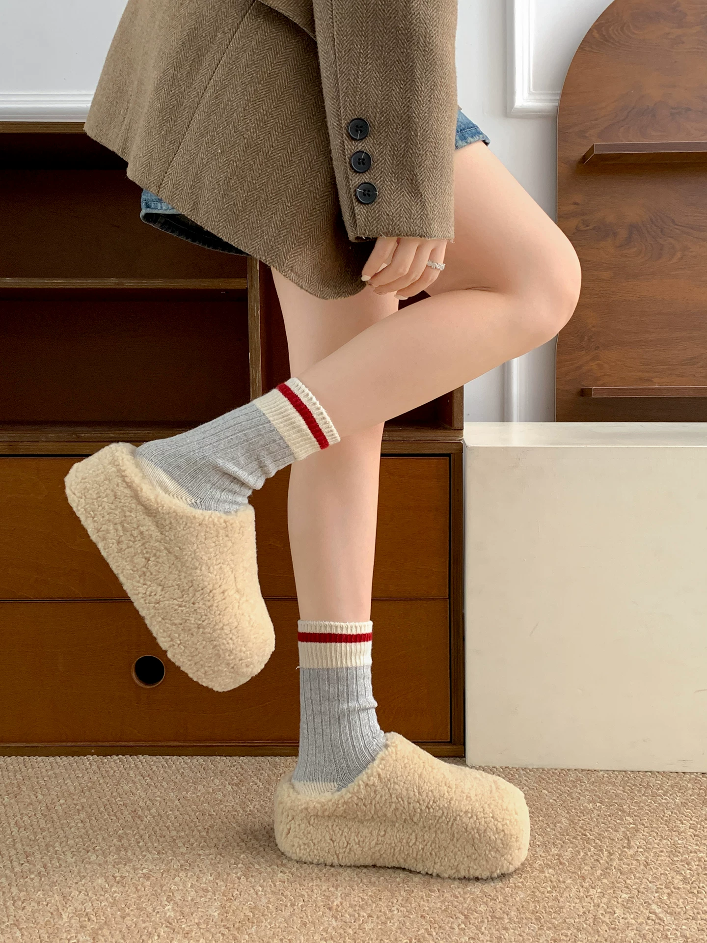 Đôi dép lông mềm đế dày kiểu retro cỡ nhỏ dành cho nữ, thích hợp mang đi ngoài trời, dép bông giữ ấm mùa đông mới năm 2025, chống trơn trượt.