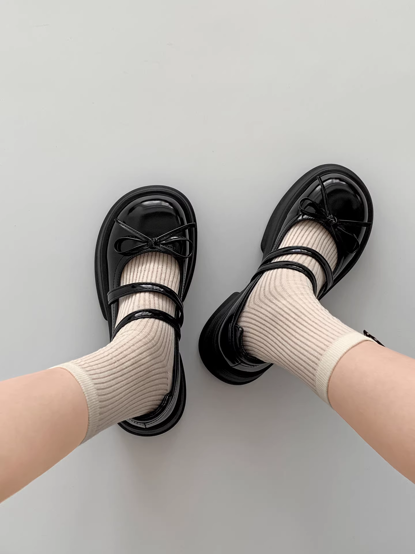 Giày da nữ đế dày phong cách retro Anh quốc cao cấp màu bạc, kiểu dáng mùa thu mới 2025, phối chân váy, kiểu Mary Jane