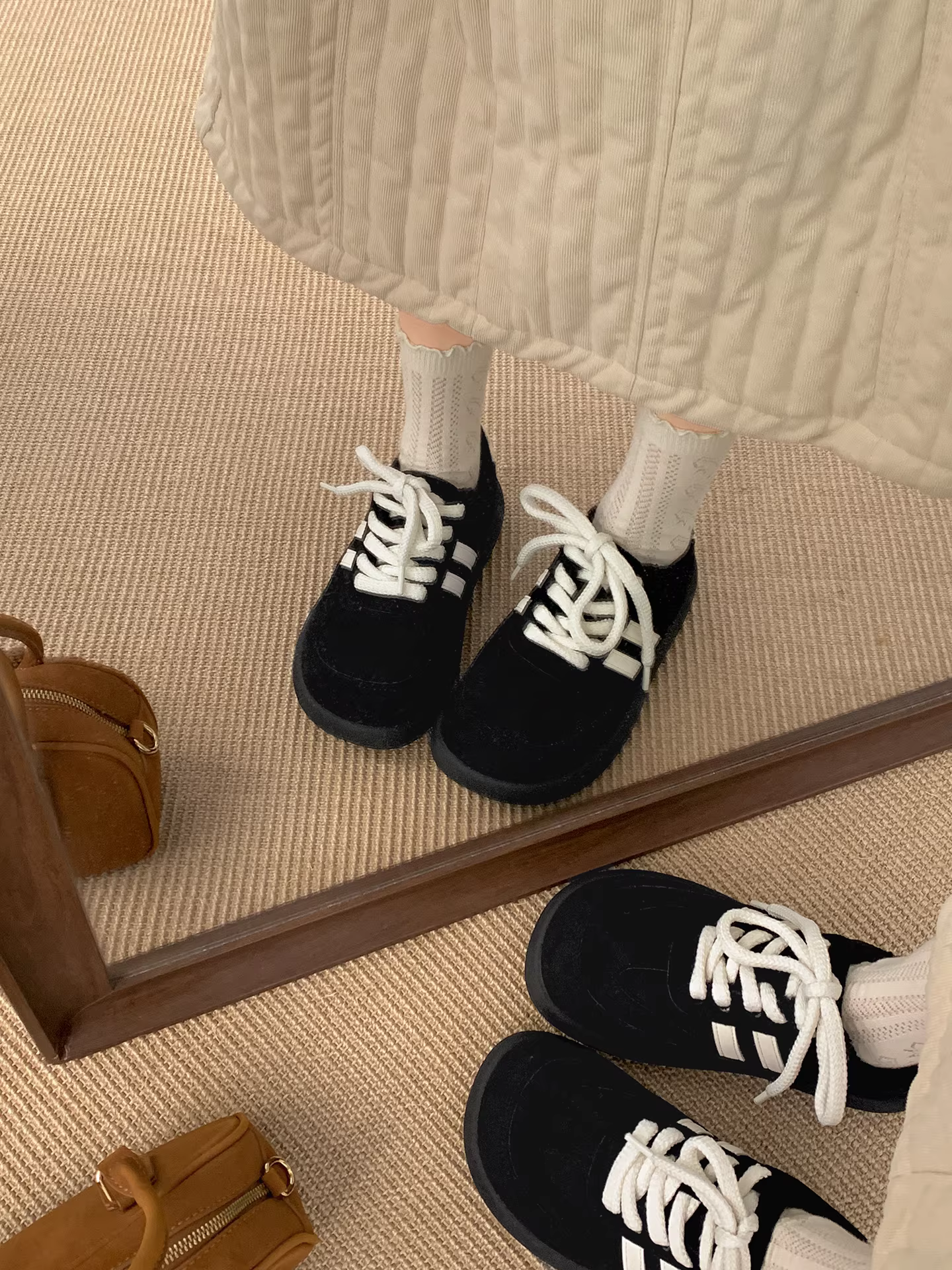 Giày bốt đi tuyết mùa đông ấm áp, lót lông cừu, đế dày, kiểu cổ điển dành cho nữ, mẫu mới 2025, tăng chiều cao, giày tập Đức đế mềm.