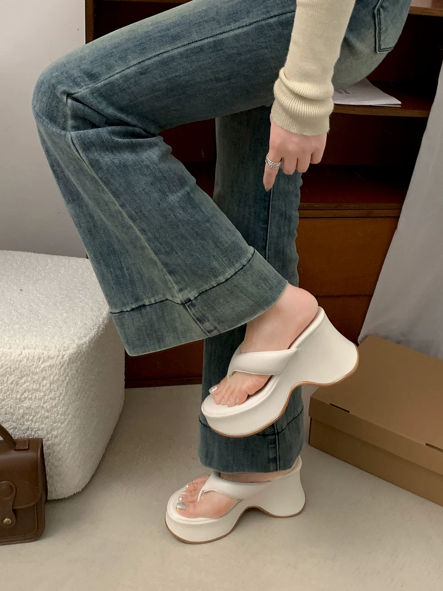 Dép xỏ ngón đế dày màu đen phổ biến dành cho nữ ở miền Nam, trang phục mùa hè ngoài trời, dép tăng chiều cao chống trơn trượt mới năm 2025.